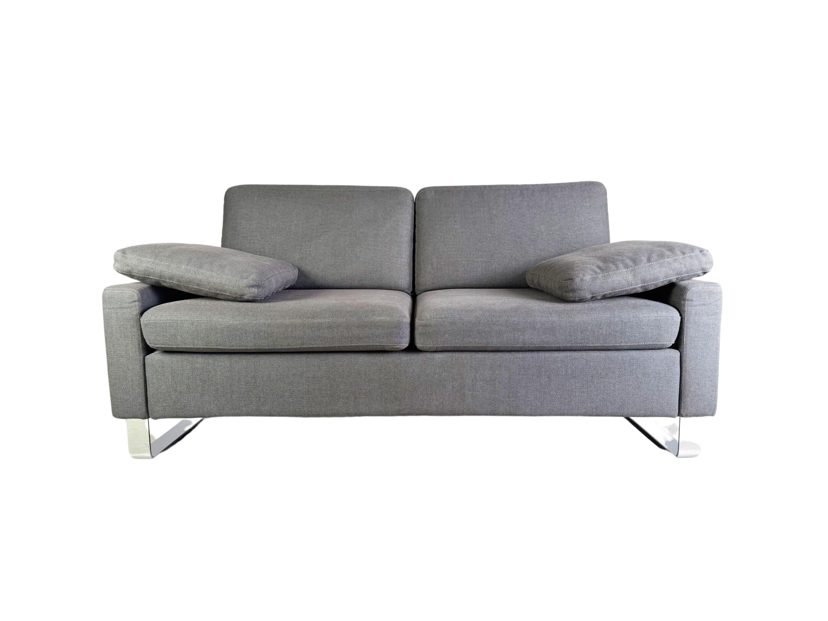 Wir bieten insgesamt 2 sehr gut erhaltene und nicht/ kaum benutzte original Brühl Alba Zweisitzer Sofas in einem modernen dunkelgrau zum Verkauf an. Dans cet exemple, il s'agit de modèles dont la taille est d'environ 165 cm. Dans nos autres