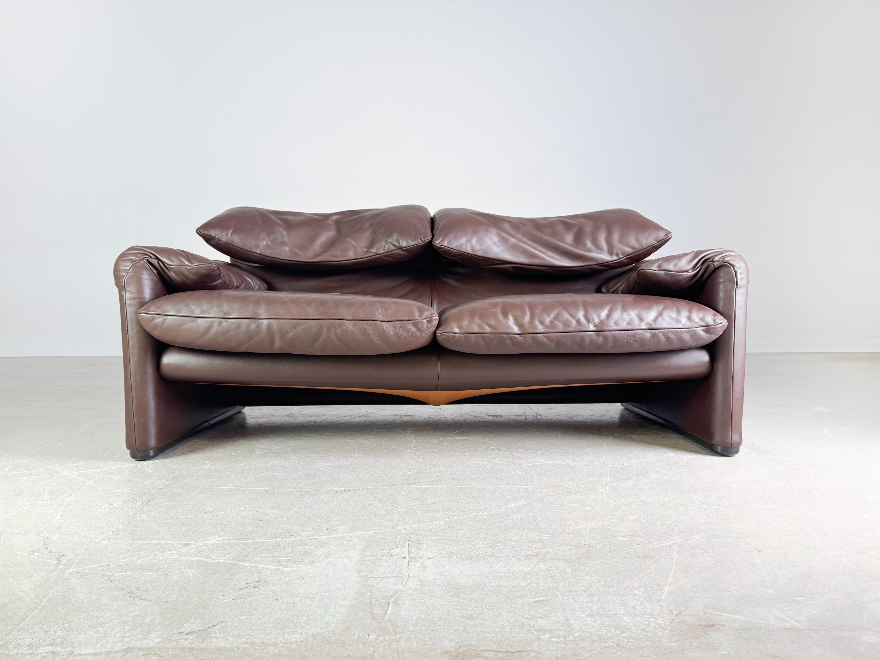 Wir bieten einen schönen 2-Sitzer Cassina Maralunga von Vico Magistretti in dunkelbraunem Leder zum Verkauf an. Der italienische Designer Vico Magistretti gilt als einer der wichtigsten Möbeldesigner des 20. Jahrhunderts, und das Sofa Maralunga