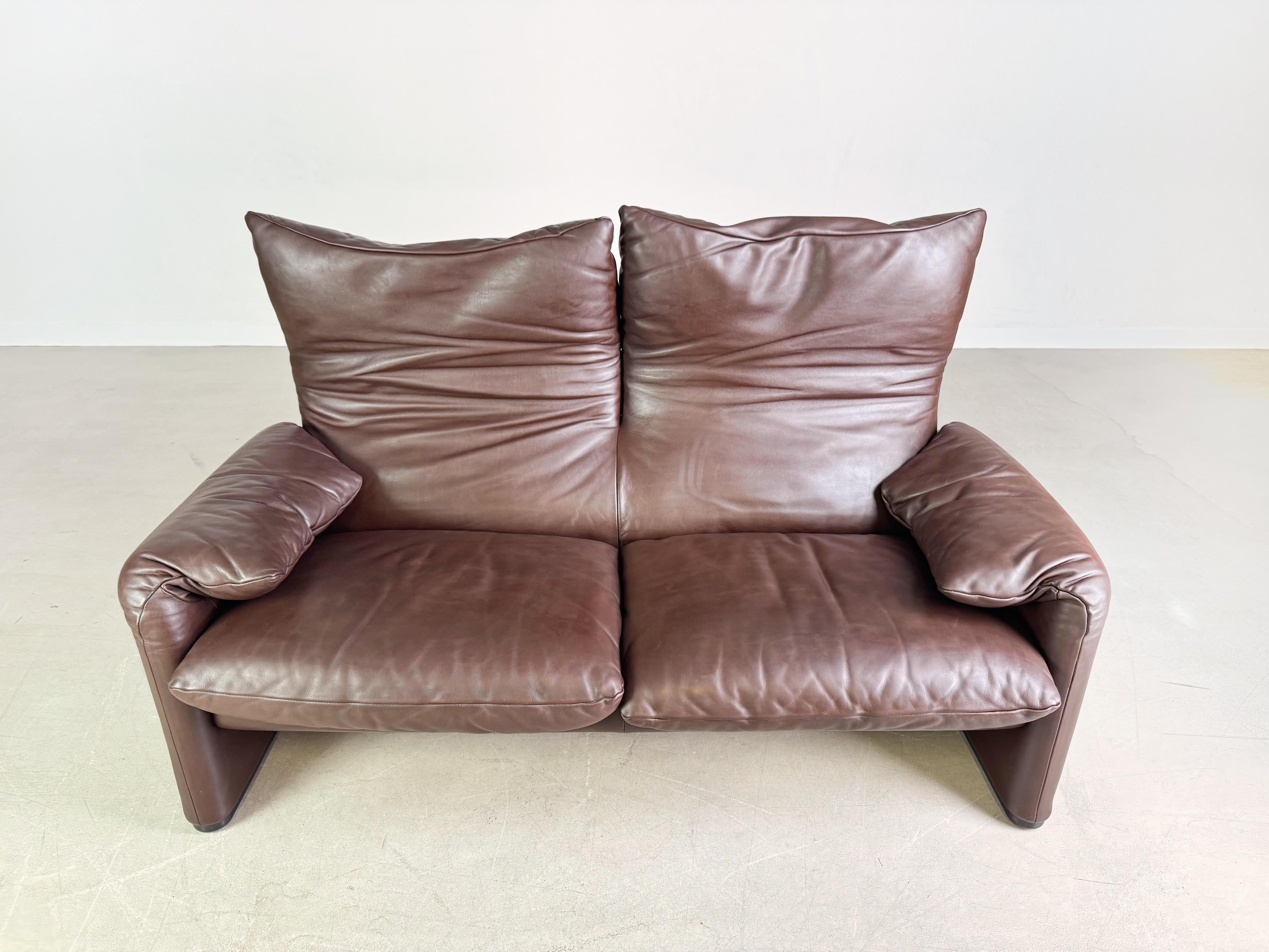 2x Cassina Maralunga 2-Sitzer Sofa Leder Braun Vico Magistretti (Ende des 20. Jahrhunderts) im Angebot