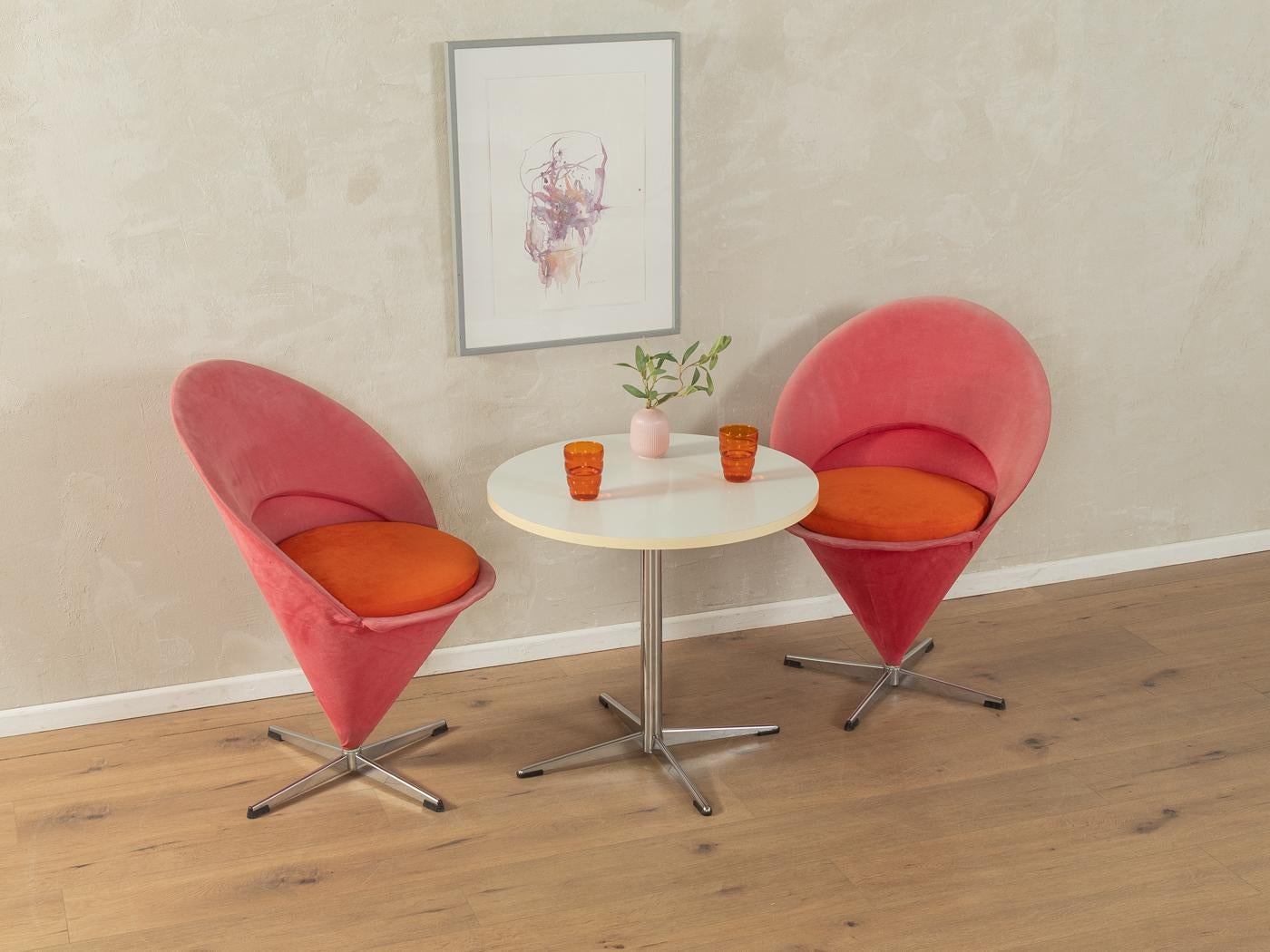 CONE CHAIRS de Verner Panton pour Gebrüder Steele avec le tissu original en rose et une base en acier inoxydable. Les sièges ont été retapissés et recouverts d'un tissu orange de grande qualité. L'offre comprend deux chaises.

Caractéristiques de