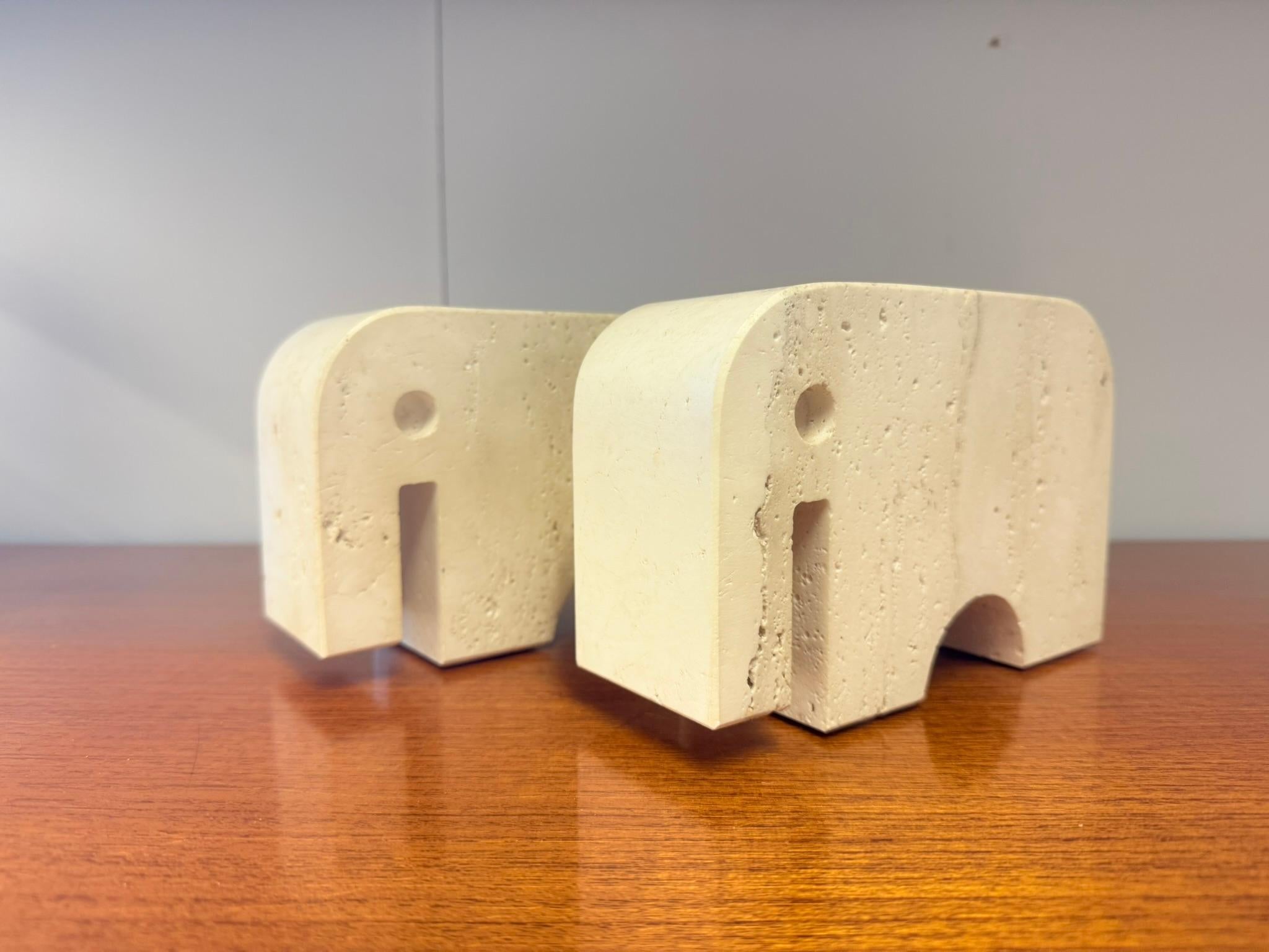 Mid-Century moderno 2x Elephant Sculpture Travertine Bookends di Enzo Mari, Italia, anni '70 in vendita