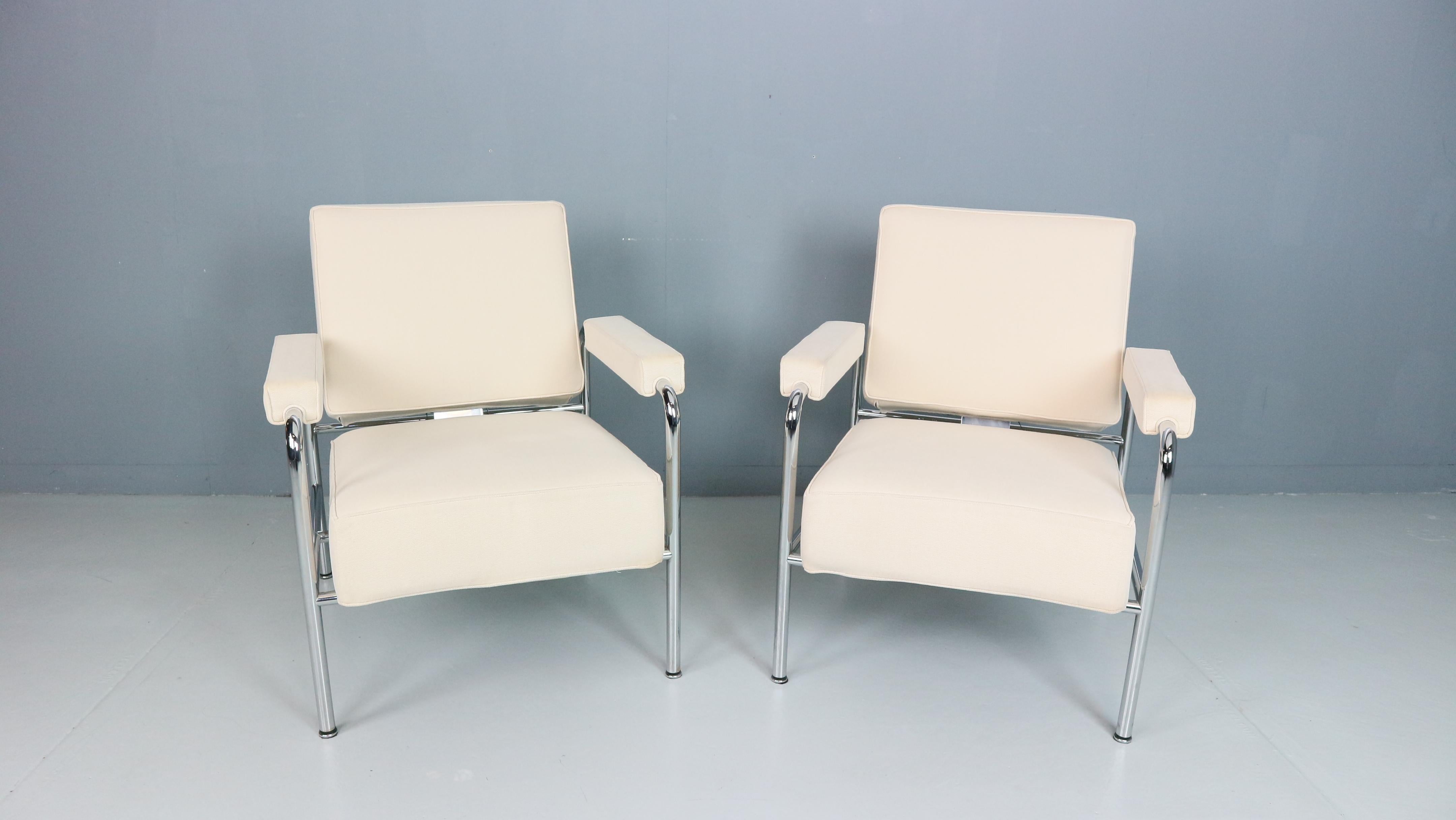 Très rare ensemble de deux fauteuils Cassina LC13 'wagon fumoir'.

Un projet de Le Corbusier, Pierre Jeanneret et Chralotte Perriand pour les compartiments fumeurs des chemins de fer français.

Le dessin a été retrouvé dans les archives de Charlotte
