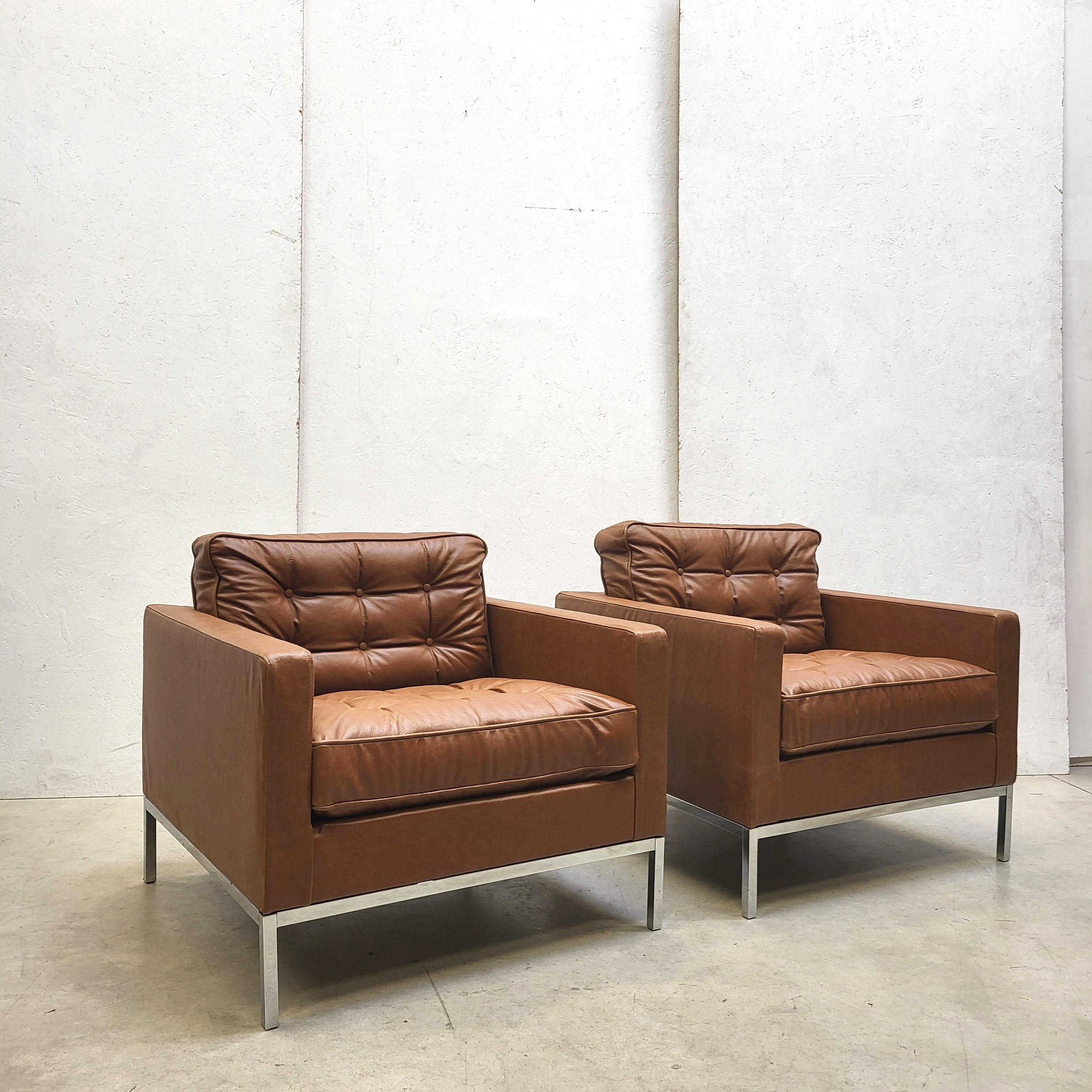 These timeless iconic club chairs were designed in 1954 by Florence Knoll and produced by Knoll in the 1960s. 
The set features 2 club lounge chairs.

The set is upholstered in an amazing Mid Brown Pinien Cognac leather and is in an excellent and