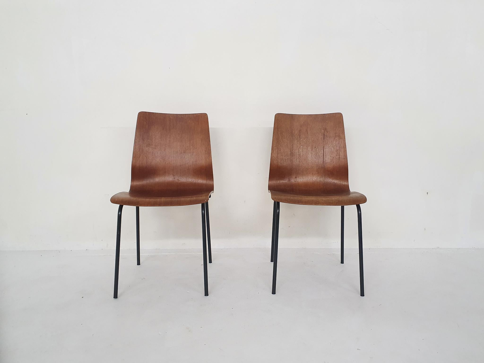 Teak plywood dining chair on black metal base.
Some small veneer damages at the back of one chair.
Friso Kramer is the son of architect Piet Kramer. In 1963 he founded, together with Wim Crouwel, Benno Wissing, Paul and Dick Schwarz Total Design.