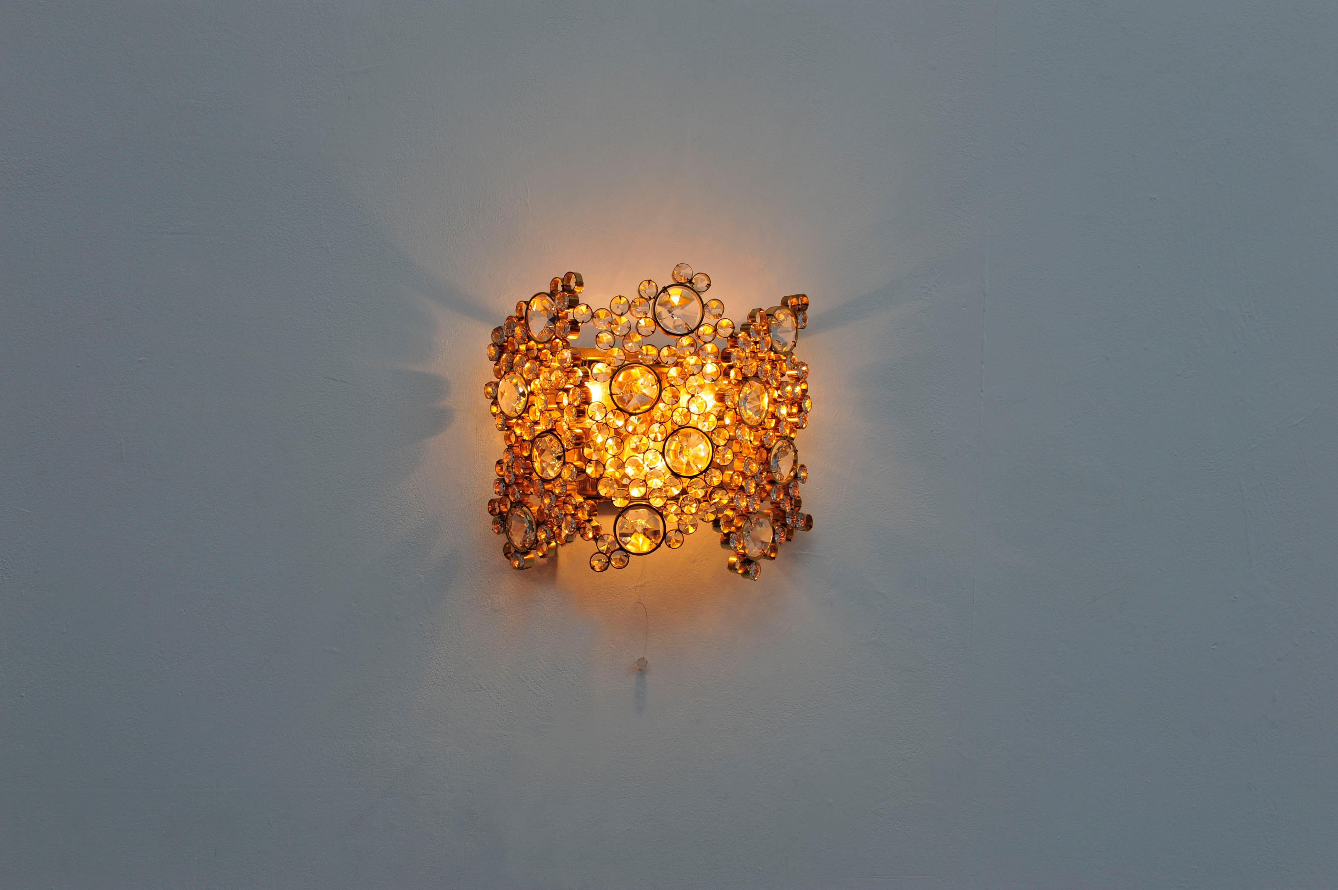 Luci da parete Palwa
1960's

Due applique placcate in oro di Palwa con pietre di cristallo incastonate e tre punti luce.

Prodotto: Palwa, Germania

Altezza: 28 cm
Larghezza: 20 cm
Profondità: 9 cm

Ottime condizioni

