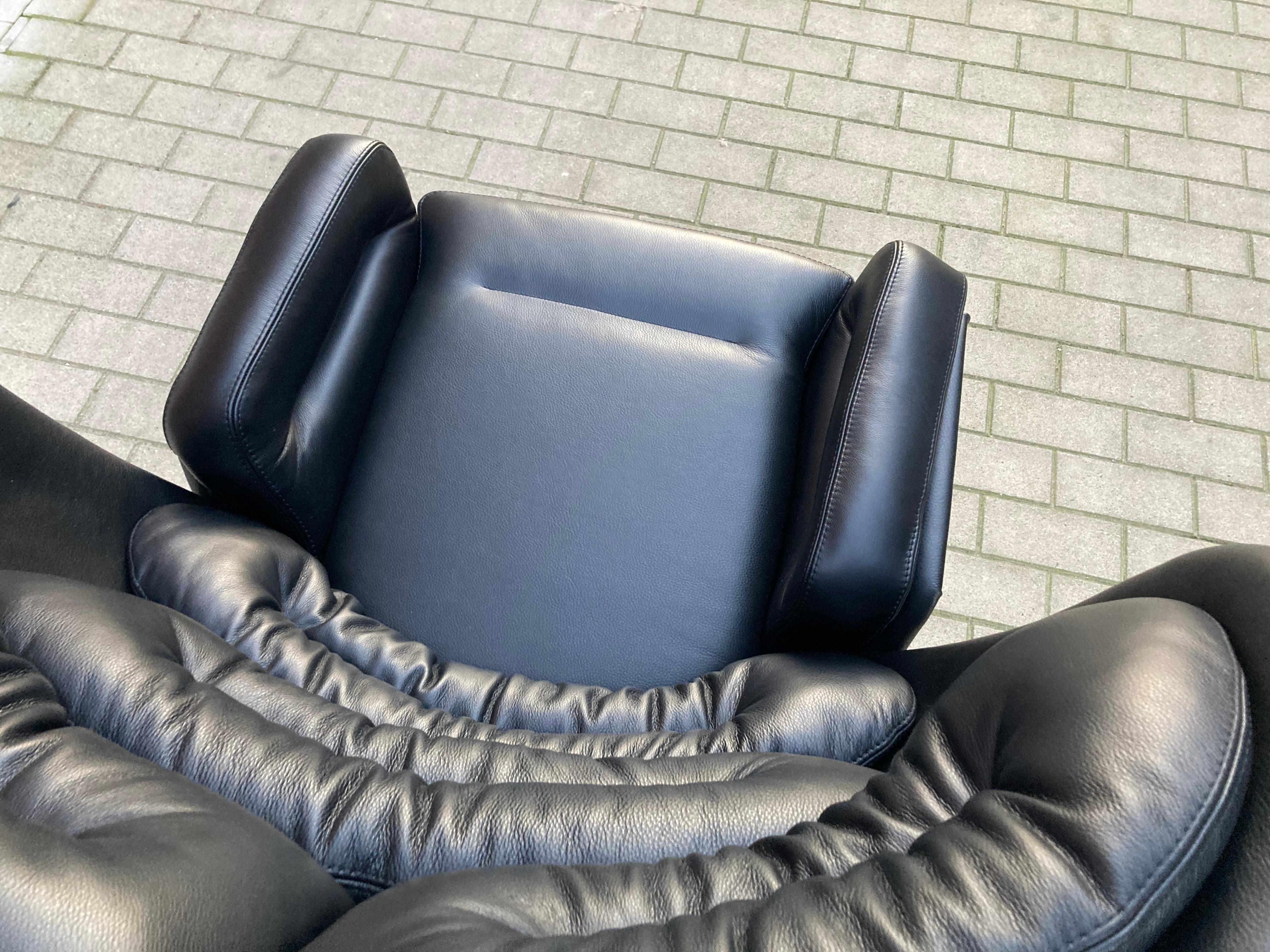 2x Joe Colombo Elda-Stuhl, schwarzes Leder, weiße Glasfaserschale im Angebot 11