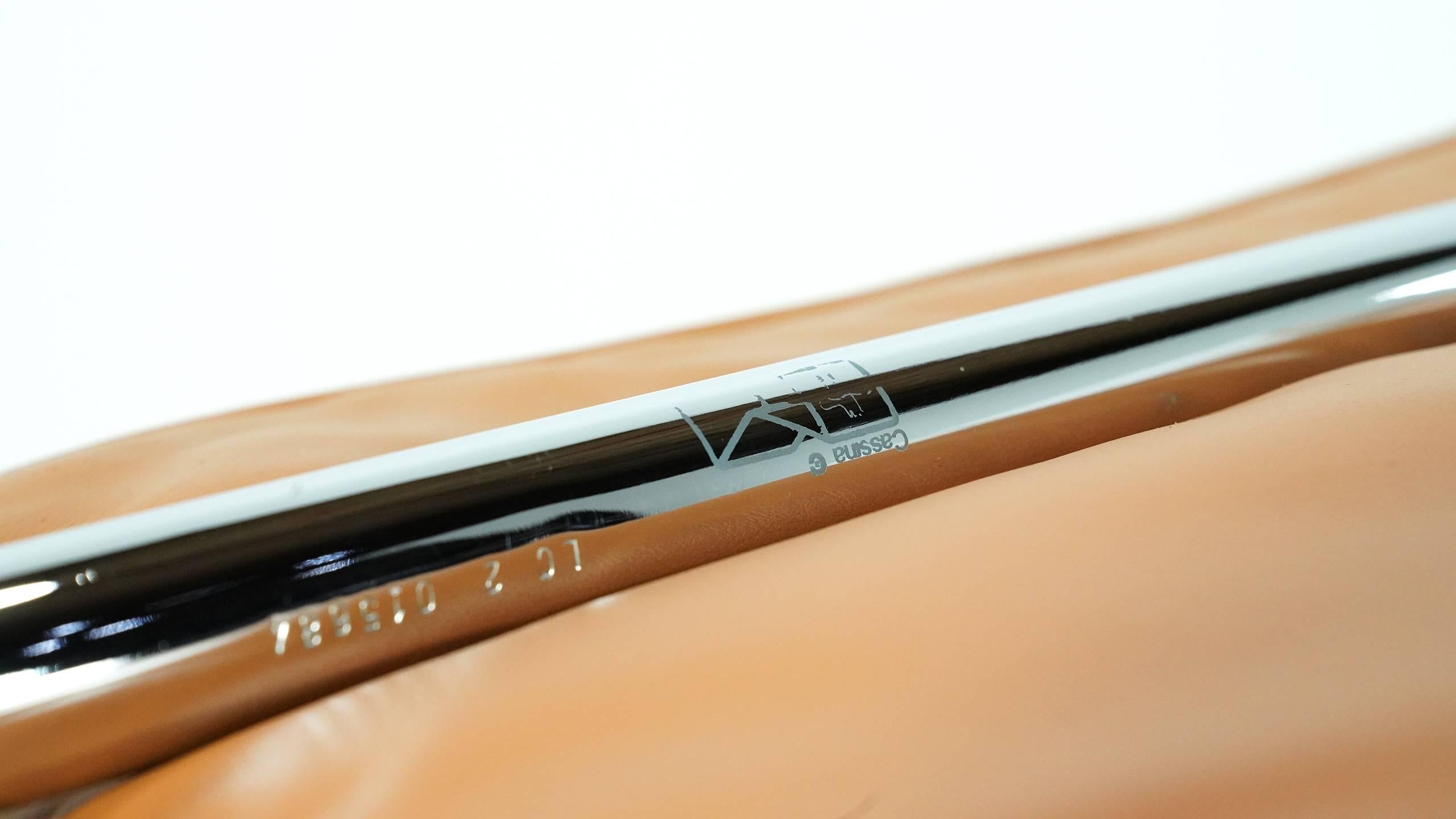 Deux chaises longues LC2 de Le Corbusier par Cassina:: cuir cognac:: signées & gravé 4