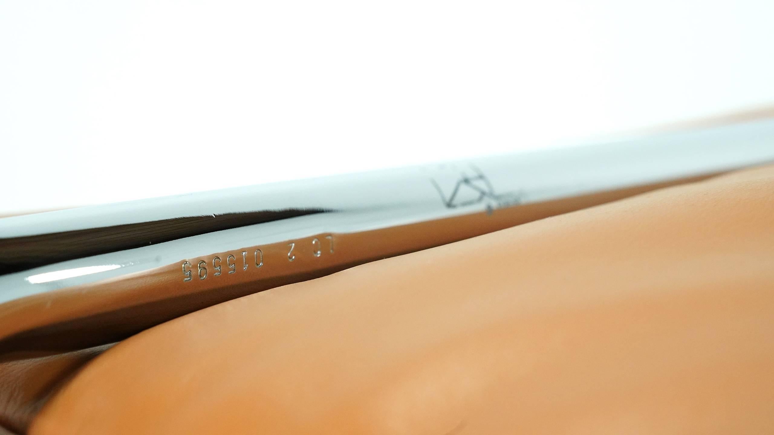 Deux chaises longues LC2 de Le Corbusier par Cassina:: cuir cognac:: signées & gravé 5