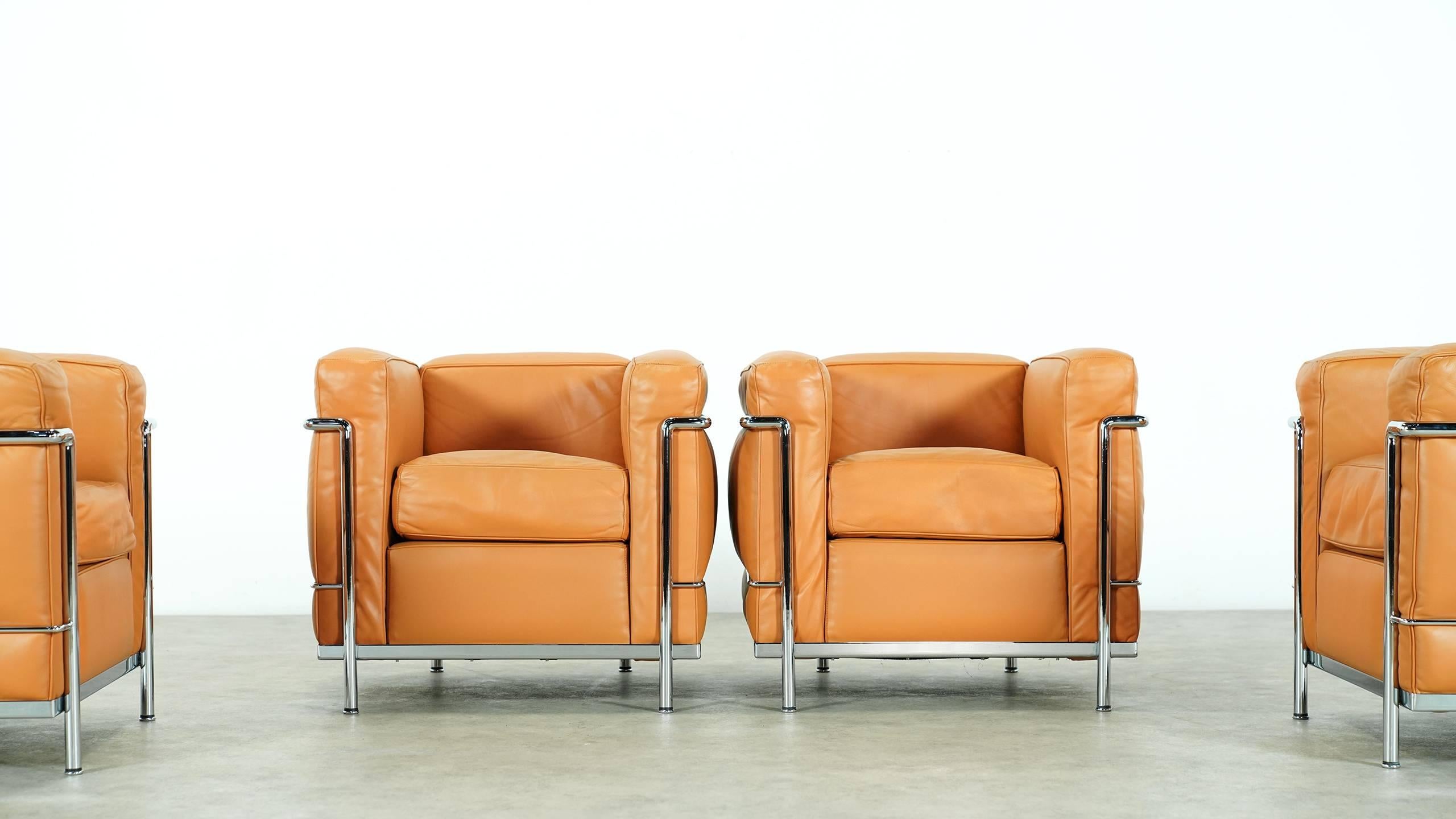 Satz von zwei LC2 Lounge Chairs:: entworfen von Le Corbusier:: hergestellt von Cassina. 

Gestempelt und graviert:: siehe Fotos - cognacfarbenes Leder:: schöner Zustand!
Einige der bequemsten Sitzmöbel:: die Le Corbusier je entworfen hat 
 