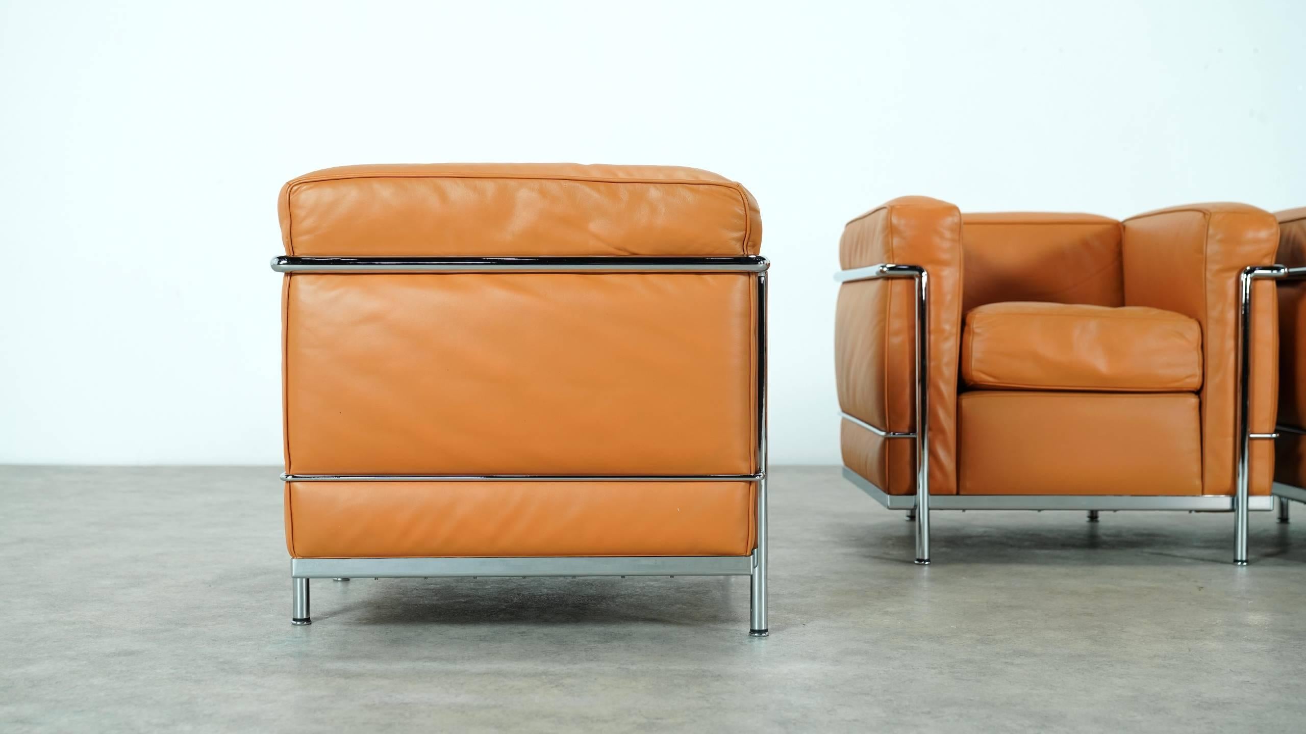 Bauhaus Deux chaises longues LC2 de Le Corbusier par Cassina:: cuir cognac:: signées & gravé