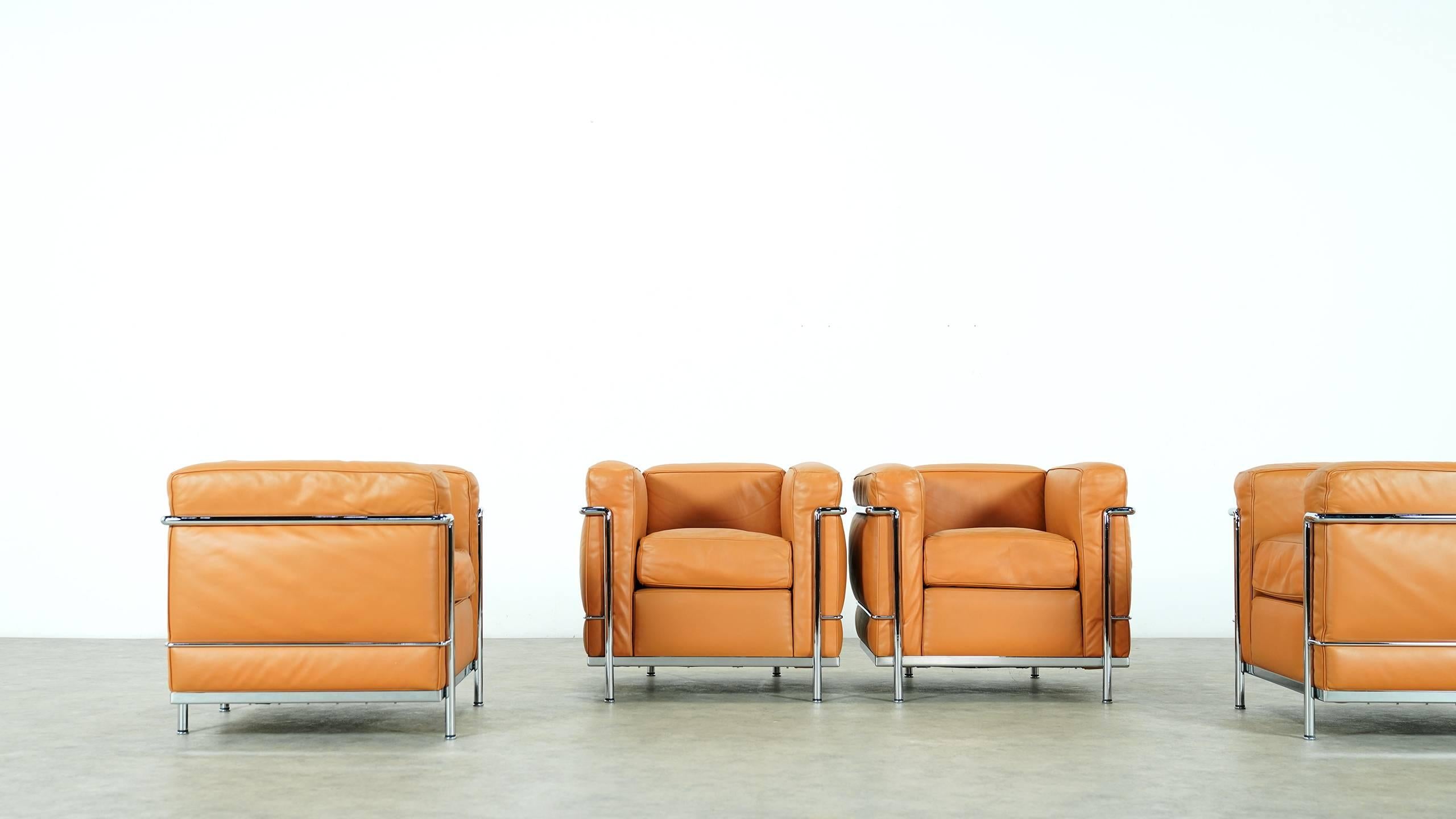 italien Deux chaises longues LC2 de Le Corbusier par Cassina:: cuir cognac:: signées & gravé