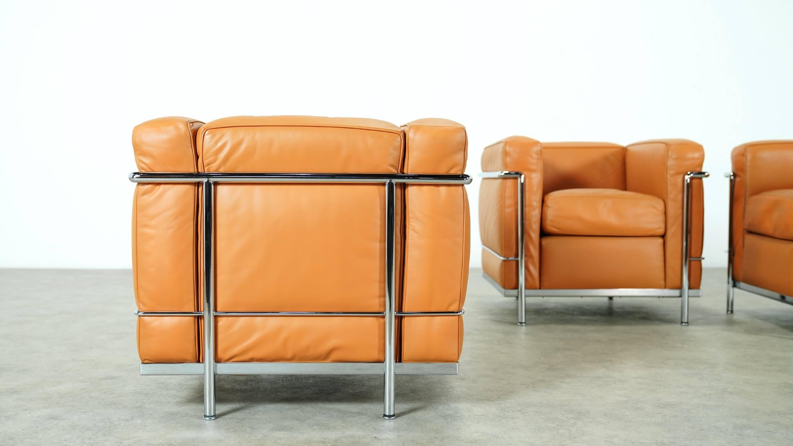 Deux chaises longues LC2 de Le Corbusier par Cassina:: cuir cognac:: signées & gravé Bon état à Munster, NRW