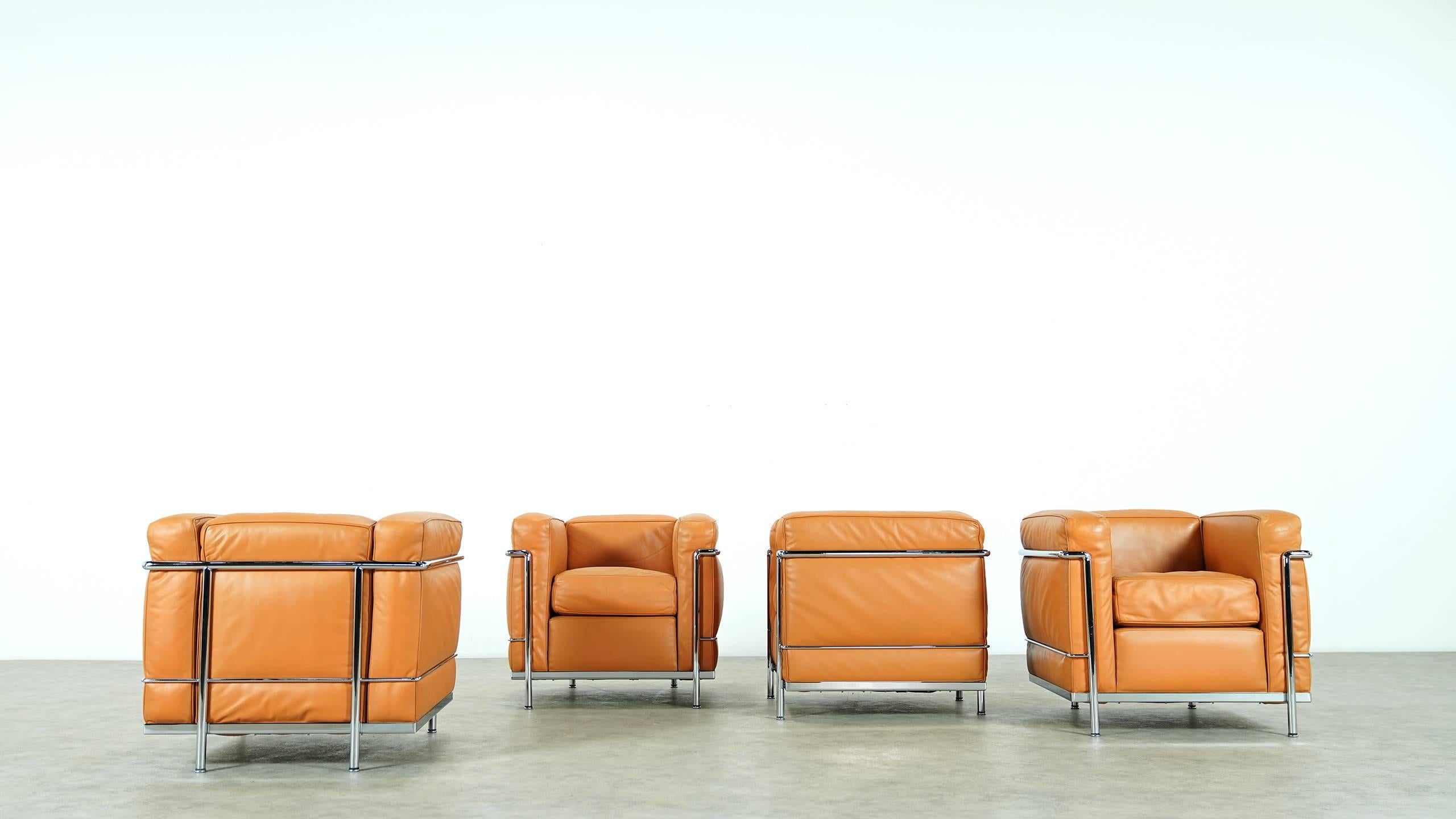 Fin du 20e siècle Deux chaises longues LC2 de Le Corbusier par Cassina:: cuir cognac:: signées & gravé