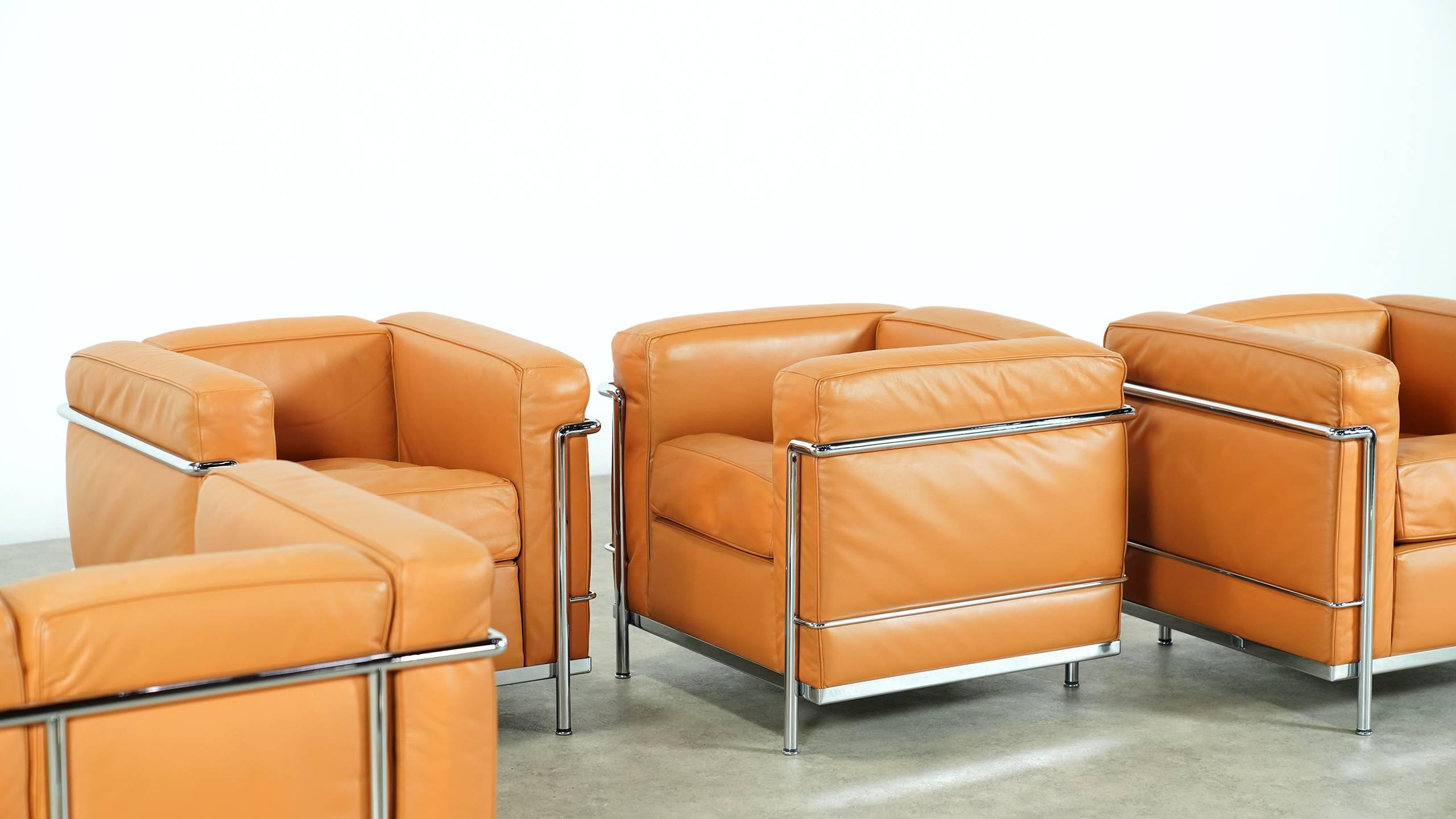 Acier Deux chaises longues LC2 de Le Corbusier par Cassina:: cuir cognac:: signées & gravé