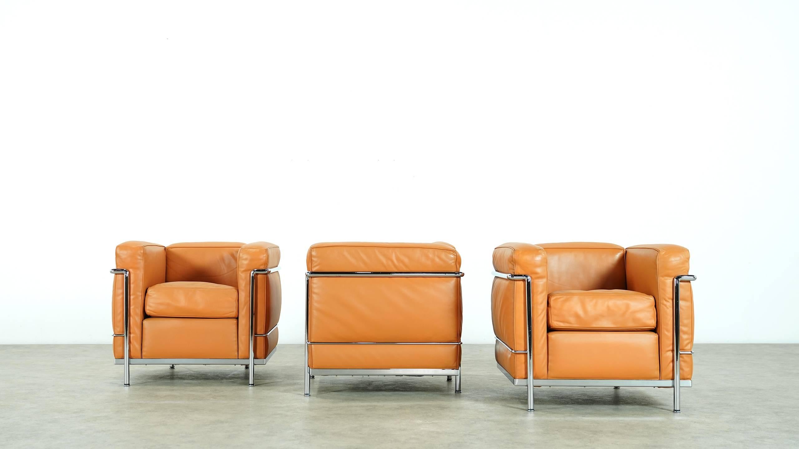 Zwei Le Corbusier LC2 Lounge Chair von Cassina:: Cognacfarbenes Leder:: signiert & Graviert 1