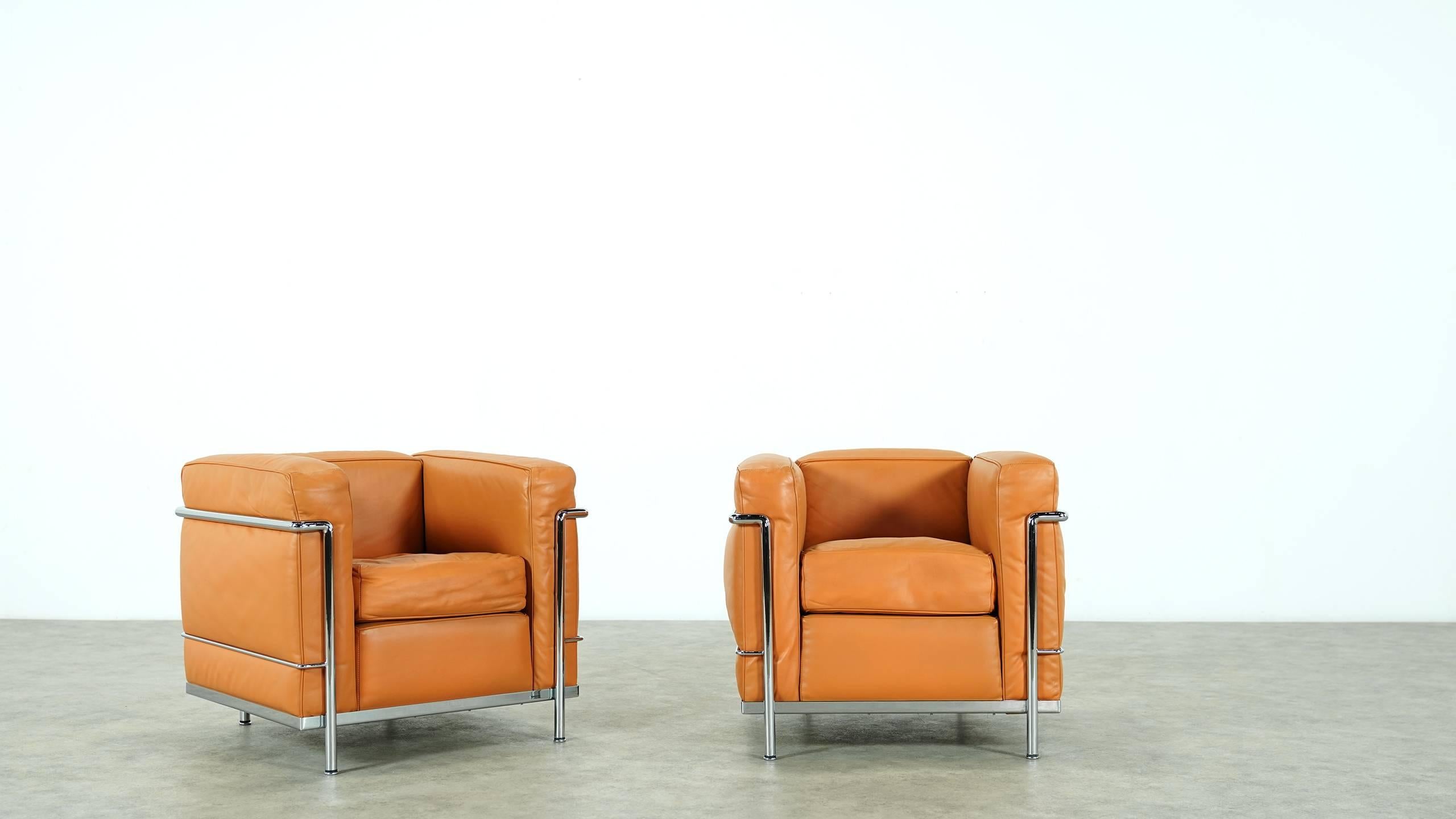 Deux chaises longues LC2 de Le Corbusier par Cassina:: cuir cognac:: signées & gravé 2