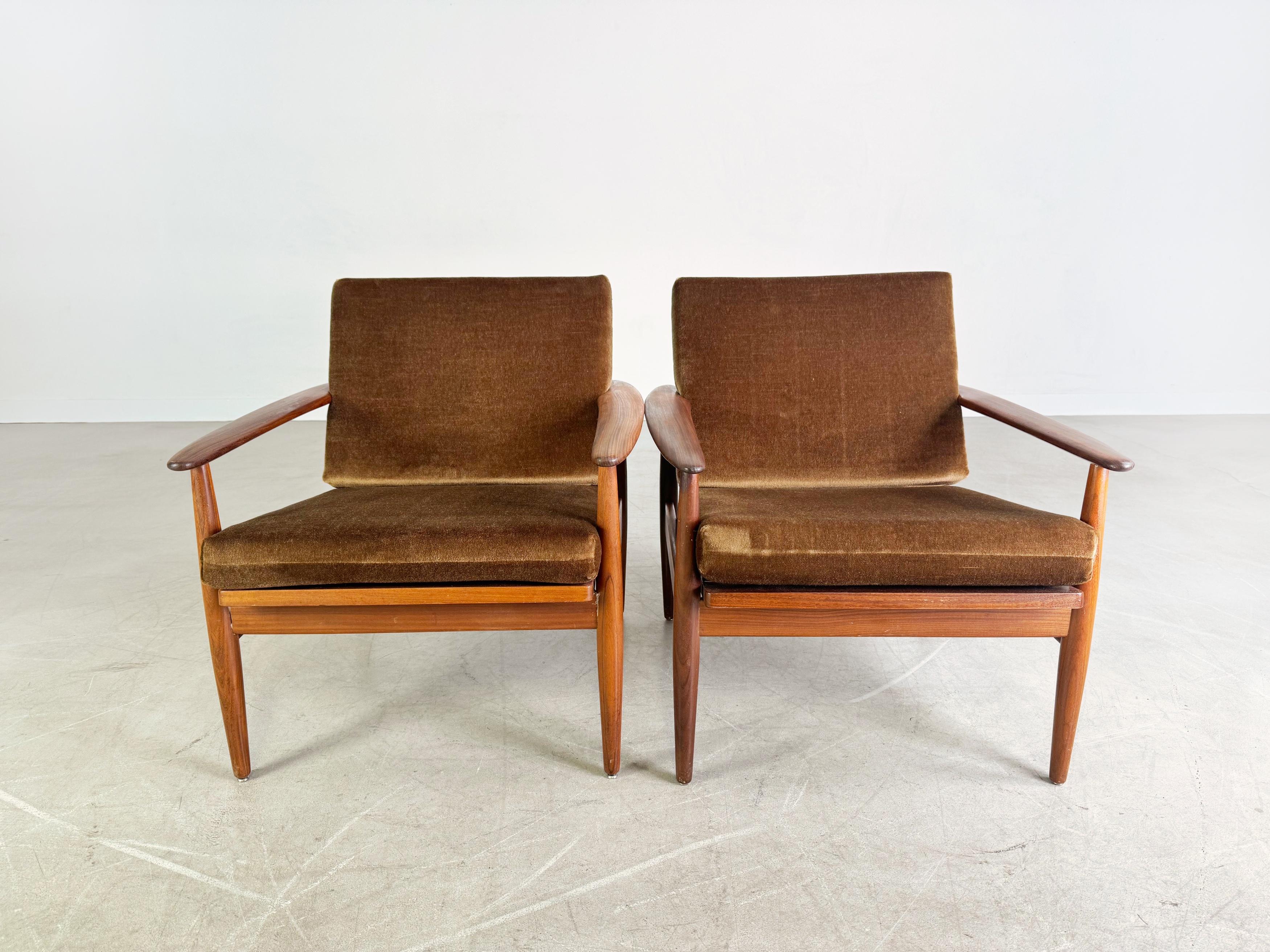 Wir bieten zwei wunderschöne Vintage Sessel aus den 1960er Jahren zum Verkauf an. Die Armlehnstühle verfügen über einen braunen samtweichen Stoff und bestechen durch ihre zeitlos schlichte Formgebung.

***Preis pro Sessel***

***Bei der Abnahme von