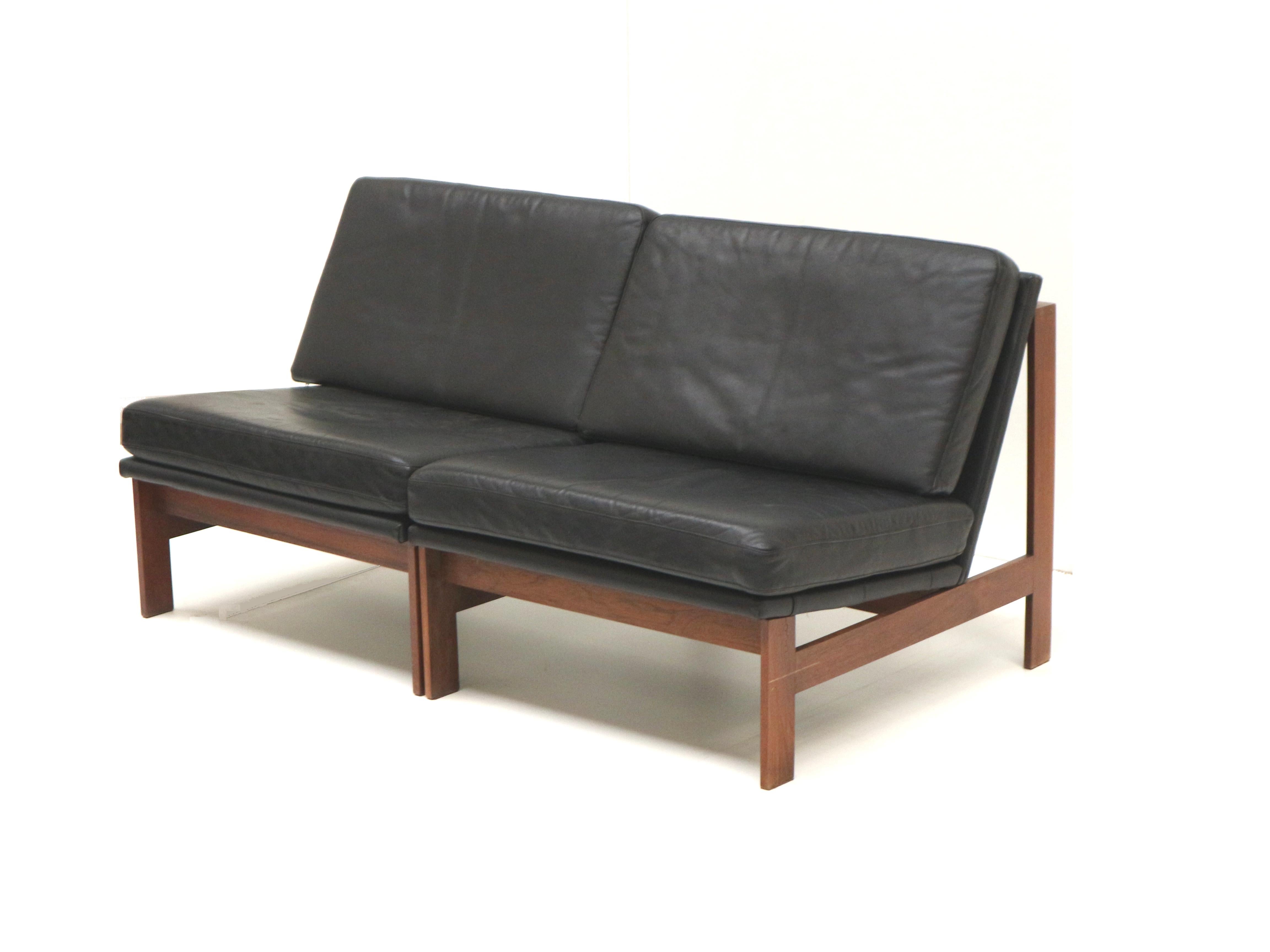 2 fauteuils Moduline conçus par Ole Gjerløv Knudsen & Torben Lind pour Cado, années 1960.

Un design intemporel associé à un confort inégalé. Ces emblématiques chaises longues en cuir Moduline, conçues par Ole Gjerløv-Knudsen et Torben Lind,