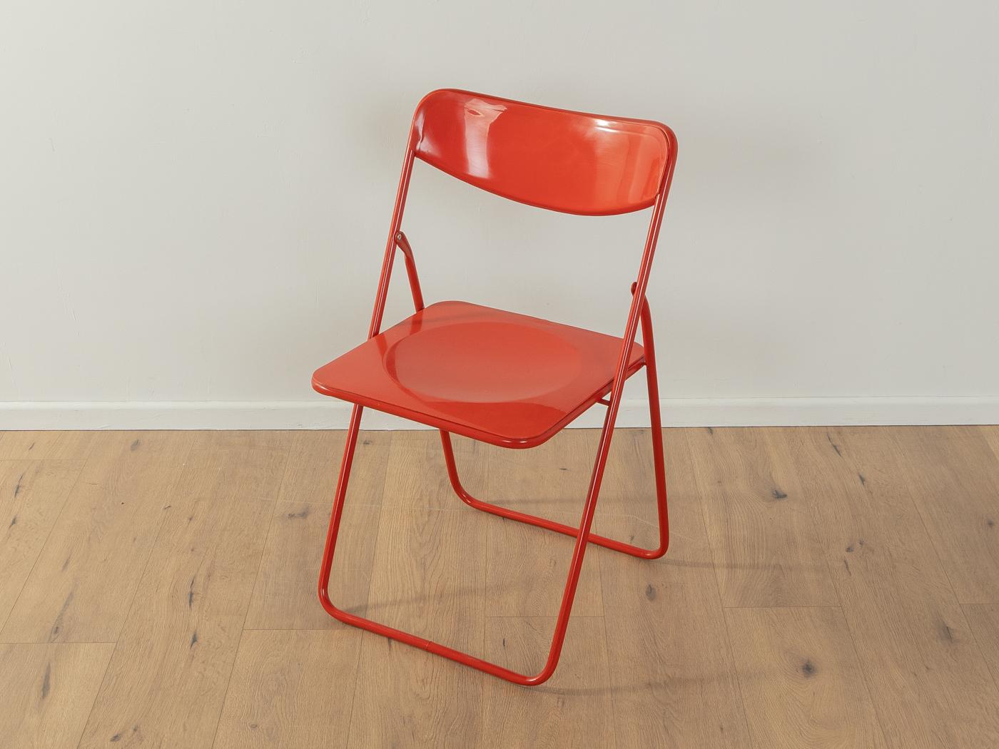 Chaises pliantes Ted intemporelles des années 1970 de Niels Foldes pour IKEA, en rouge. Structure en métal de haute qualité avec dossier et assise en plastique. L'offre comprend 2 chaises.

Caractéristiques de qualité :
bonne exécution
des matériaux