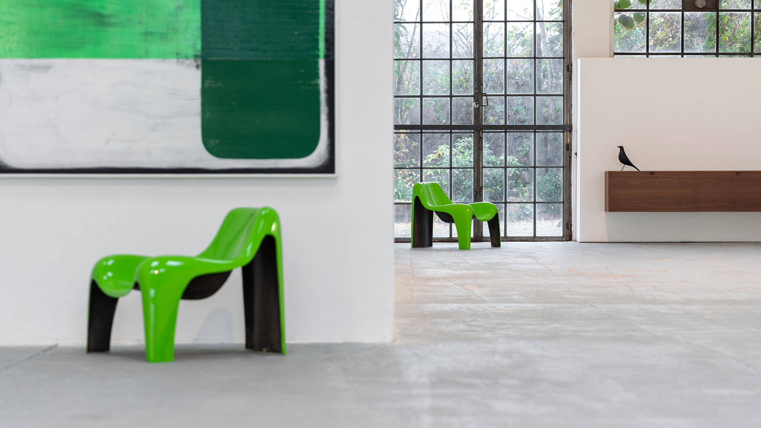 Wir bieten 1 äußerst seltenen Fiberglas-Sessel von Luigi Colani an. 
(der zweite Stuhl ist bereits verkauft)

ca. 1968, hergestellt für Heinz Essmann, Deutschland.
Der Stuhl wurde von unserem Lackiermeisterbetrieb im originalen glänzenden Grün auf
