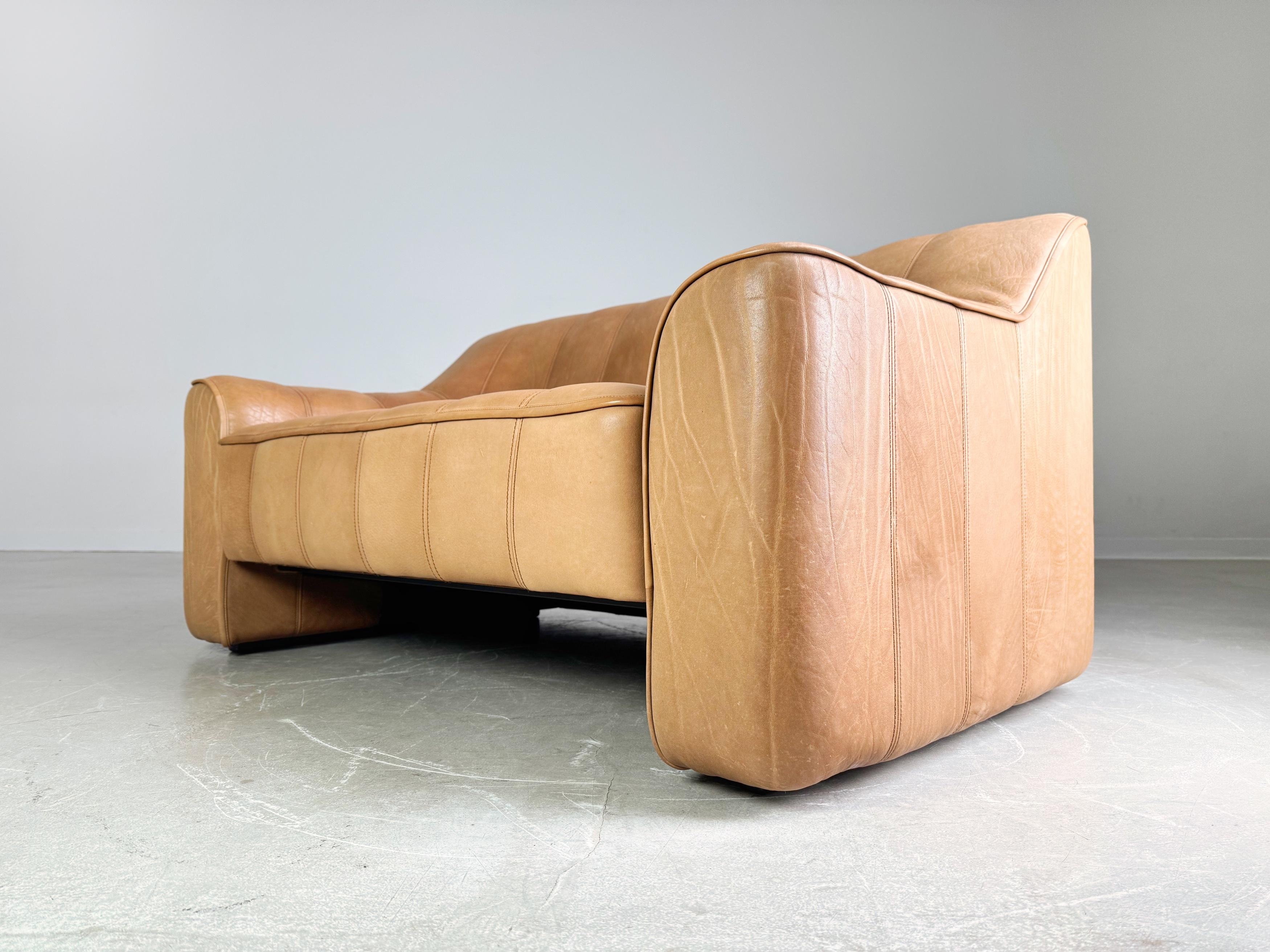 Wir einen wunderschönen DS44 Zweisitzer Sofa von de Sede zum Verkauf an. Der schweizer Traditionshersteller de Sede ist bekannt für seine außerordentlich hohe Qualität und hochwertigste Materialien. Die Sitzflächen, die wie das gesamte Sofa mit