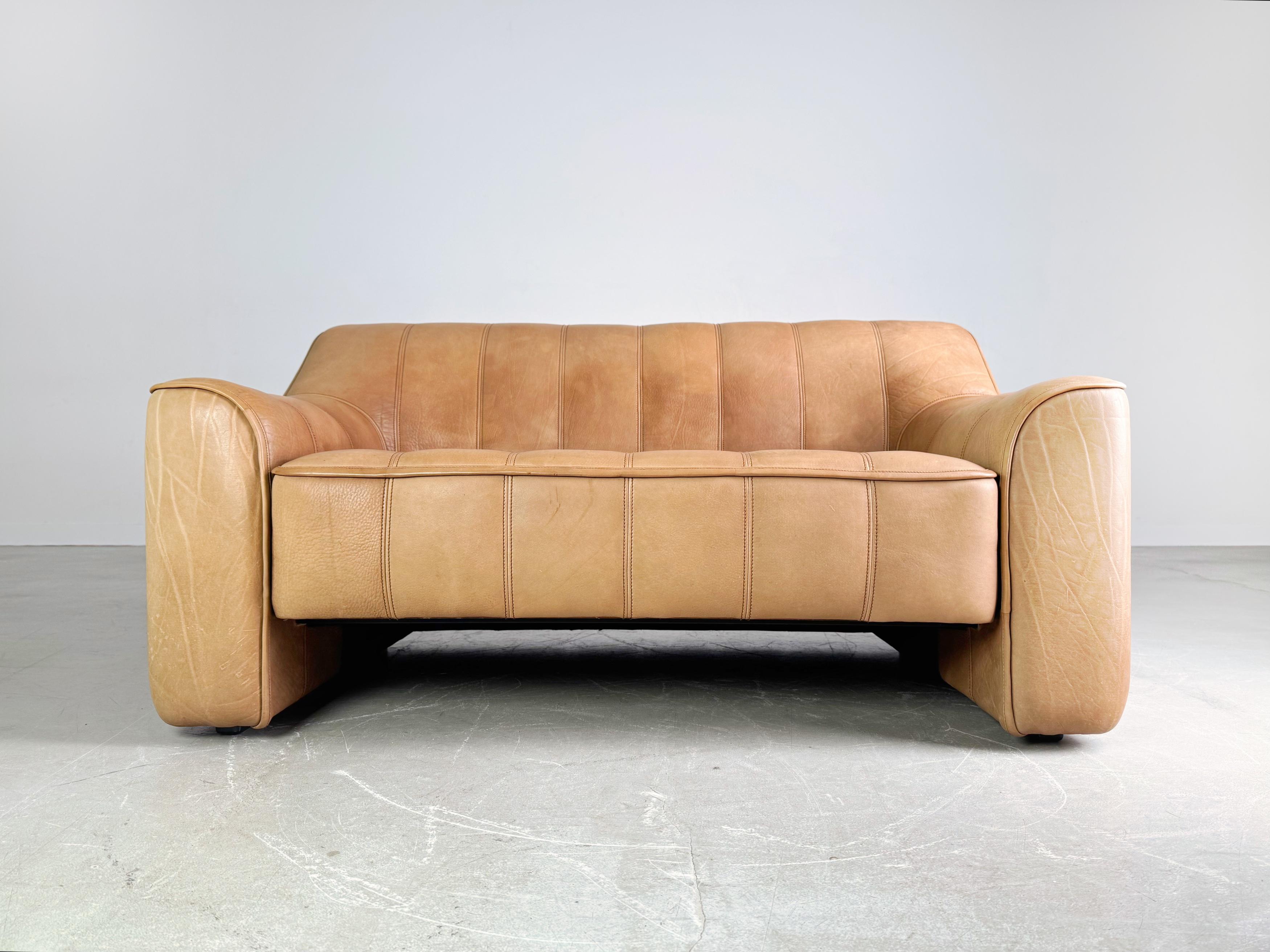 Mid-Century Modern Original de Sede DS44 Zweisitzer Büffelleder Sofa Couch For Sale