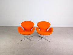 2x Original Fritz Hansen Swan chair Arne Jacobsen Stoff orange