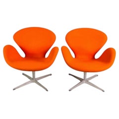 2x Original Fritz Hansen Swan chair Arne Jacobsen Stoff orange