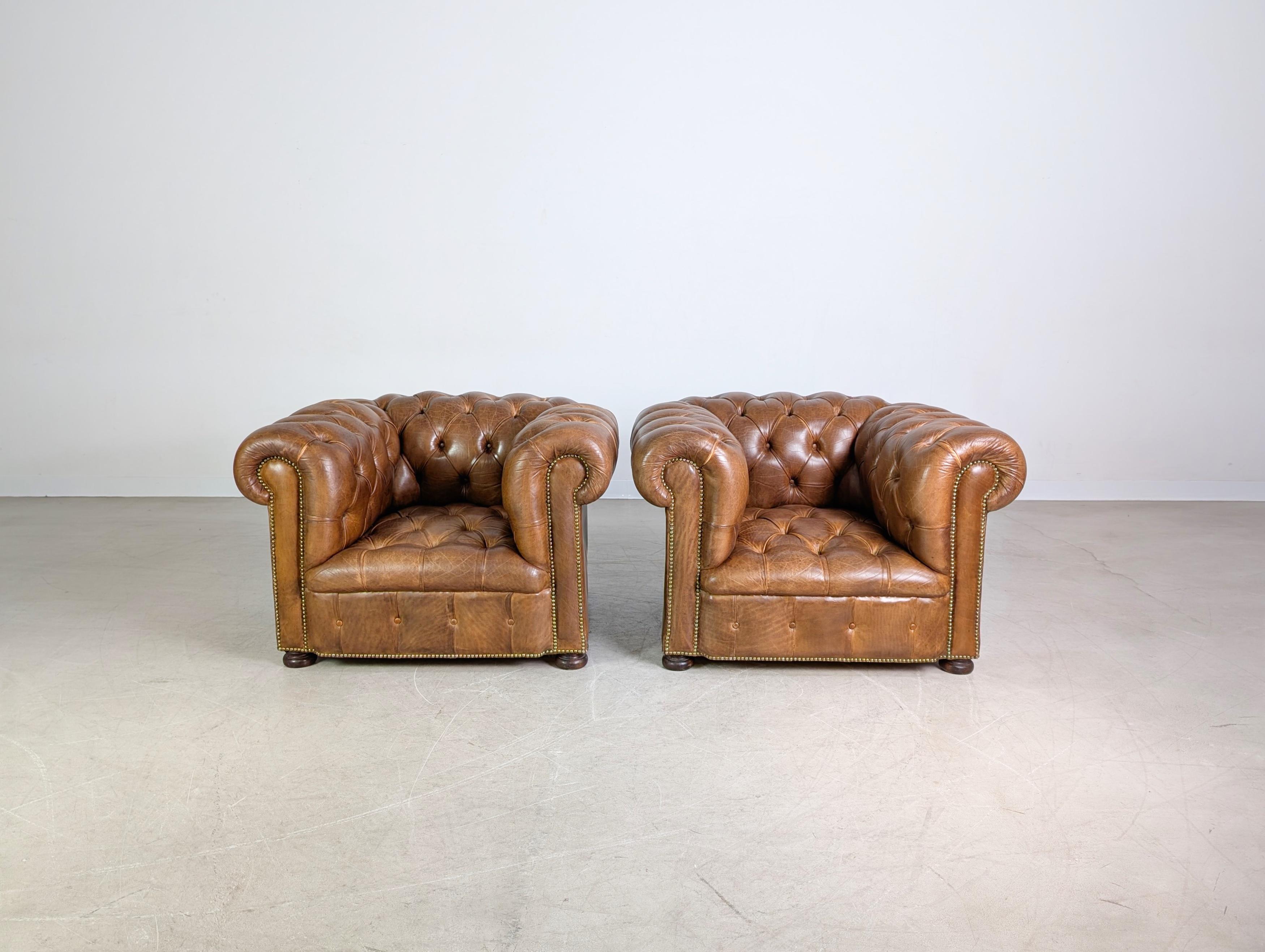 Wir bieten einen von insgesamt zwei original handgefertigten, antiken Chesterfield Sesseln verm. aus den 1920er Jahren zum Verkauf an. Les navires ont été fabriqués en 1983 par le propriétaire dans une exposition d'antiquités à Hanovre pour un