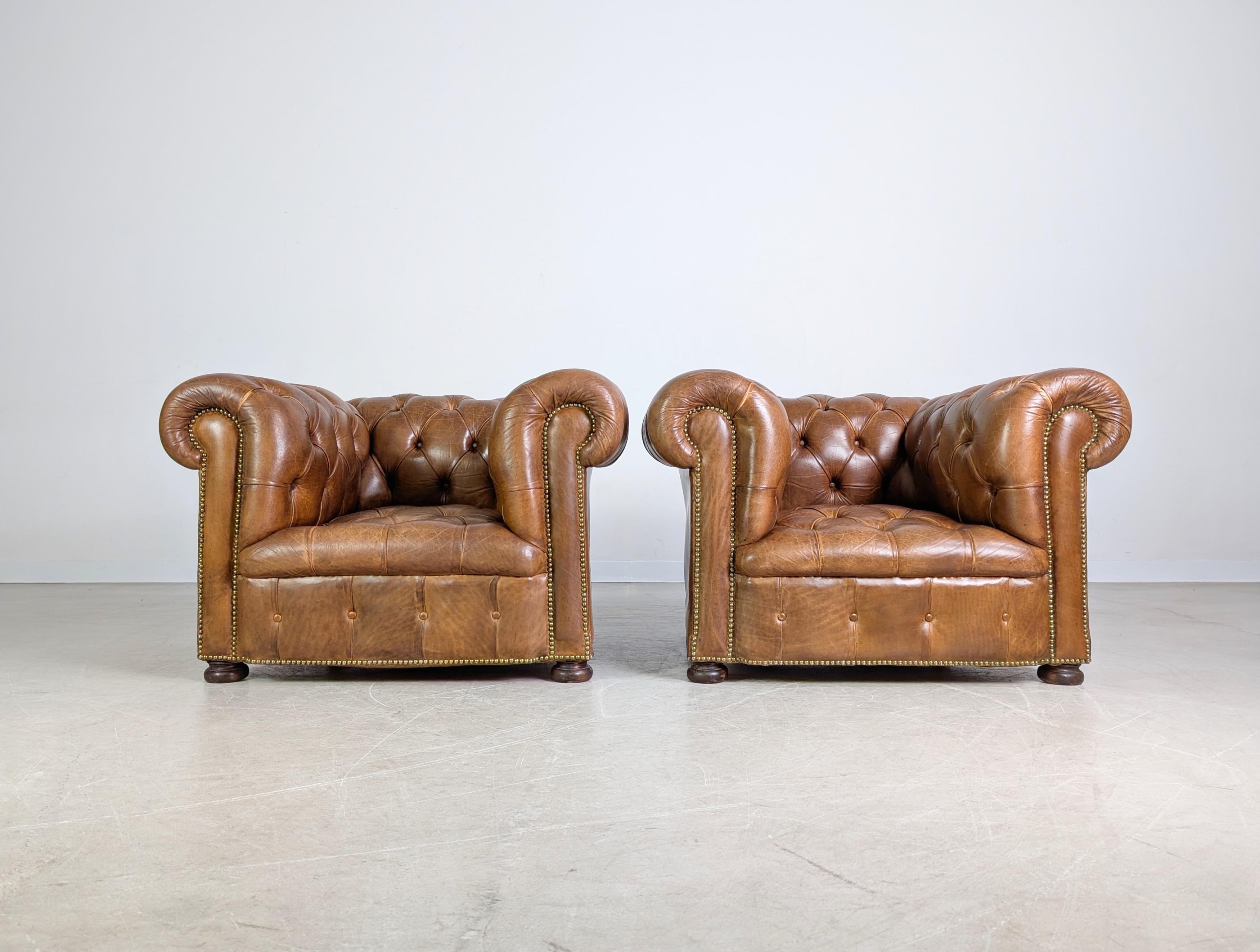 Victorien 2x Fauteuils Chesterfield originaux faits main Angleterre 1920 antique en vente