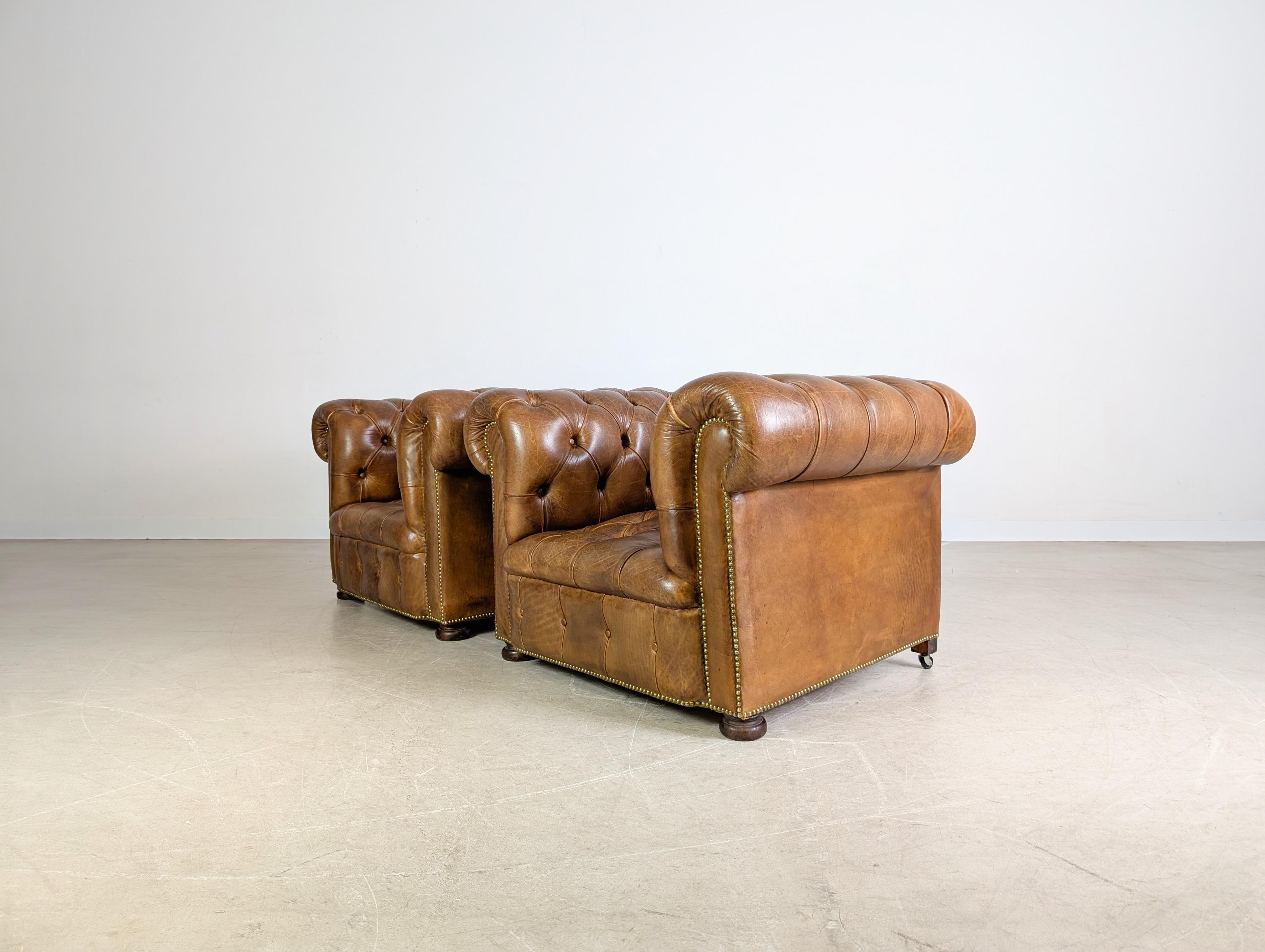 2x Fauteuils Chesterfield originaux faits main Angleterre 1920 antique Bon état - En vente à Berlin, DE