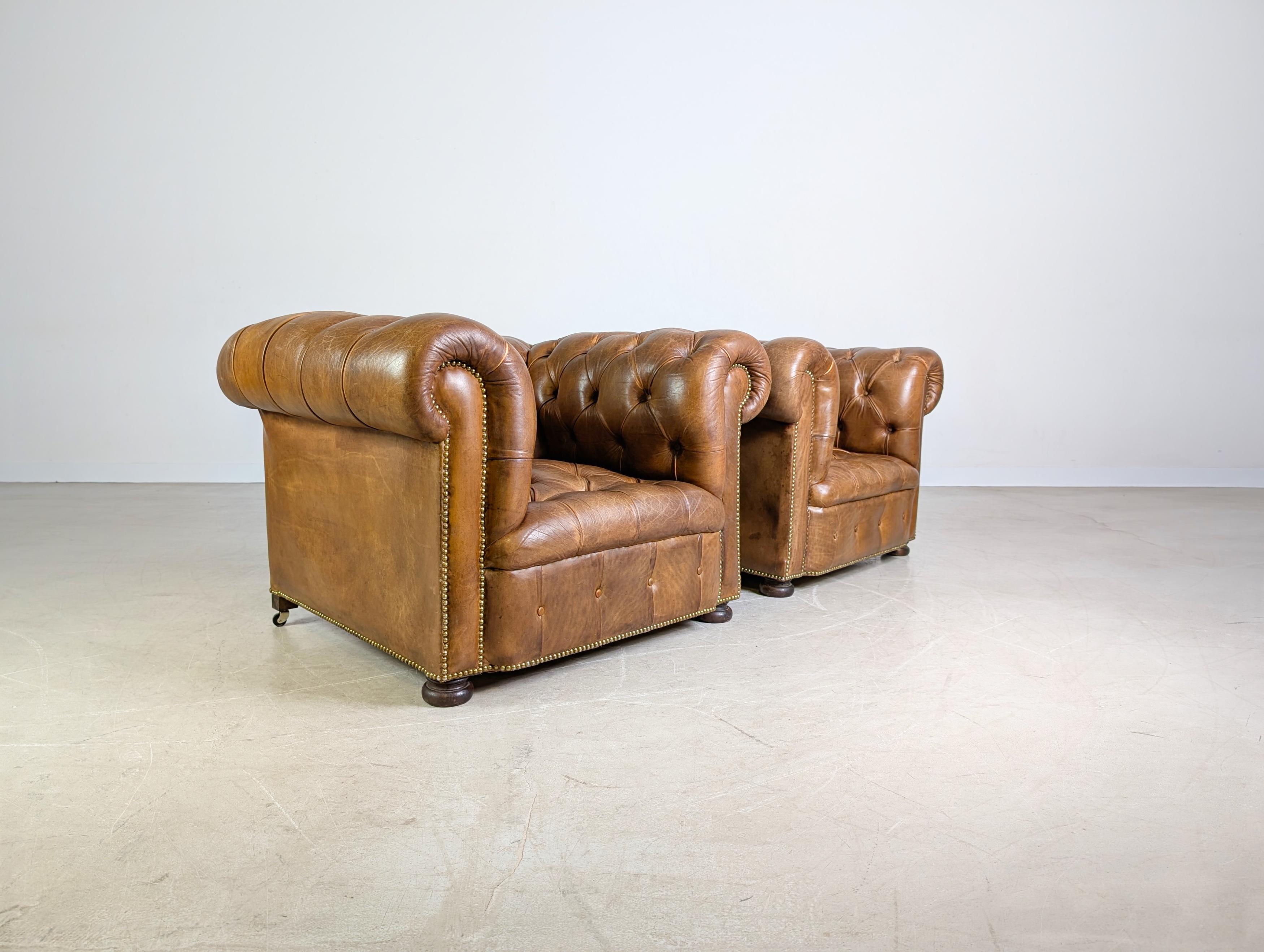 Début du 20ème siècle 2x Fauteuils Chesterfield originaux faits main Angleterre 1920 antique en vente