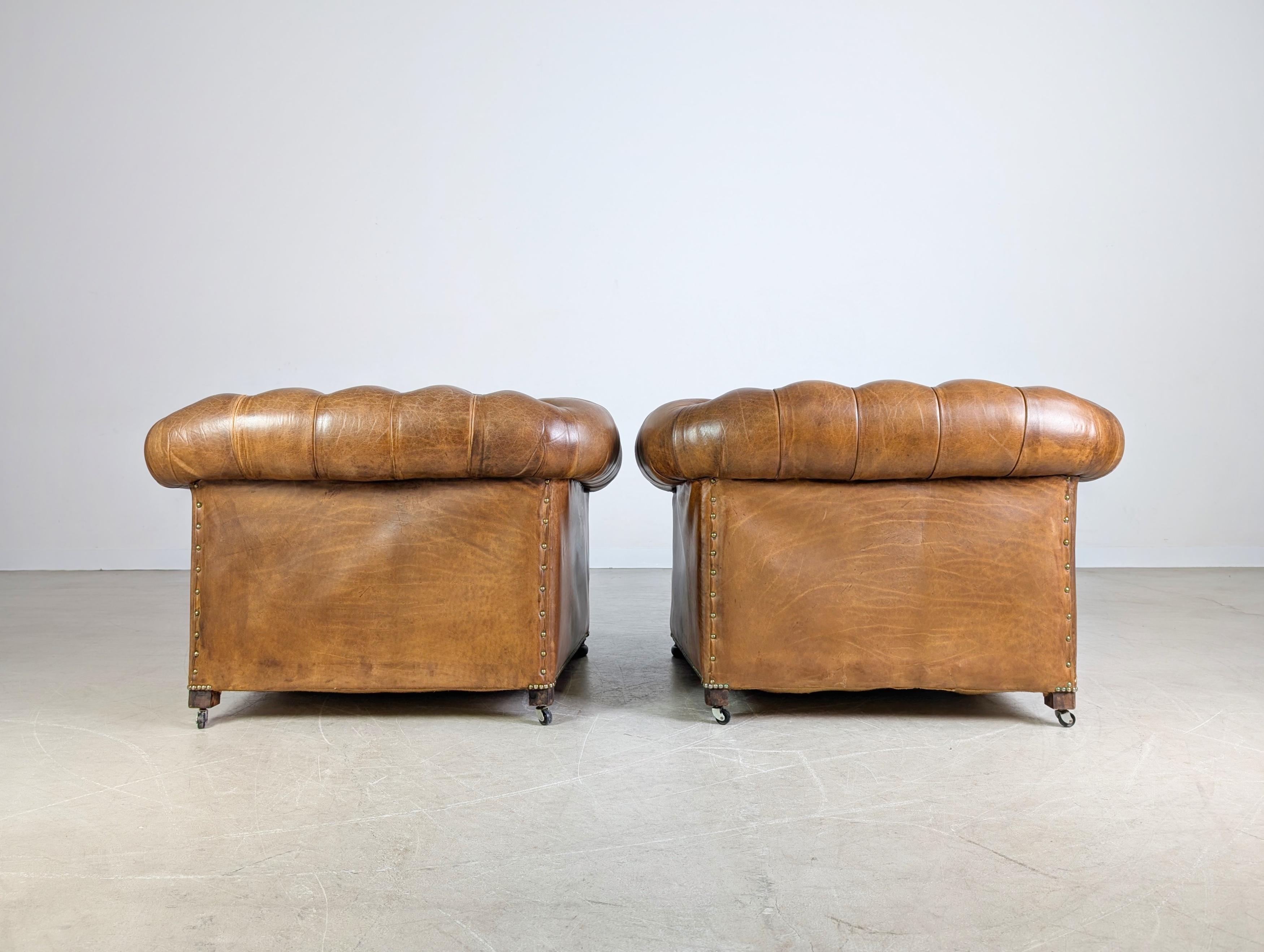 Cuir de vache 2x Fauteuils Chesterfield originaux faits main Angleterre 1920 antique en vente