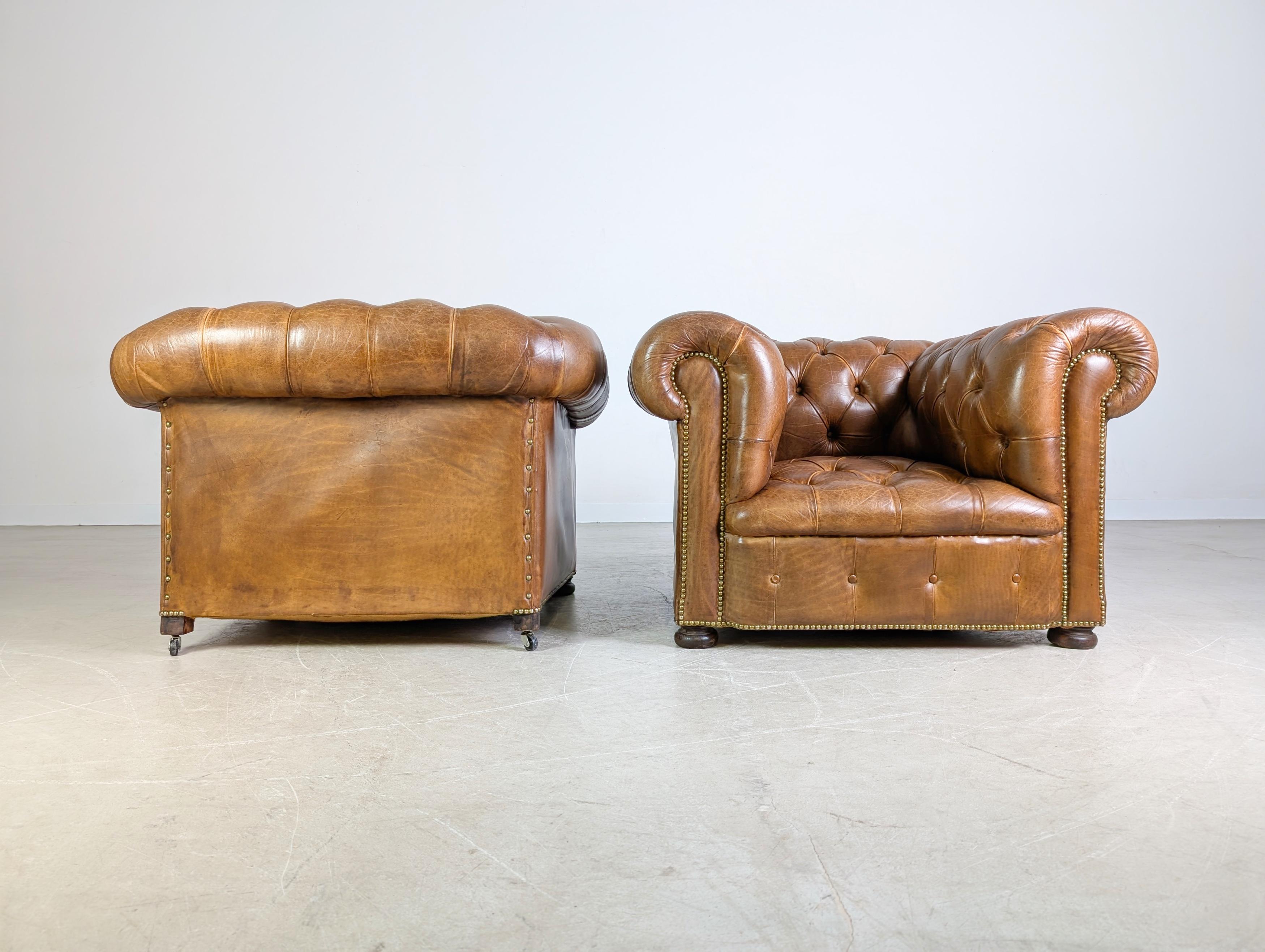 2x Fauteuils Chesterfield originaux faits main Angleterre 1920 antique en vente 2