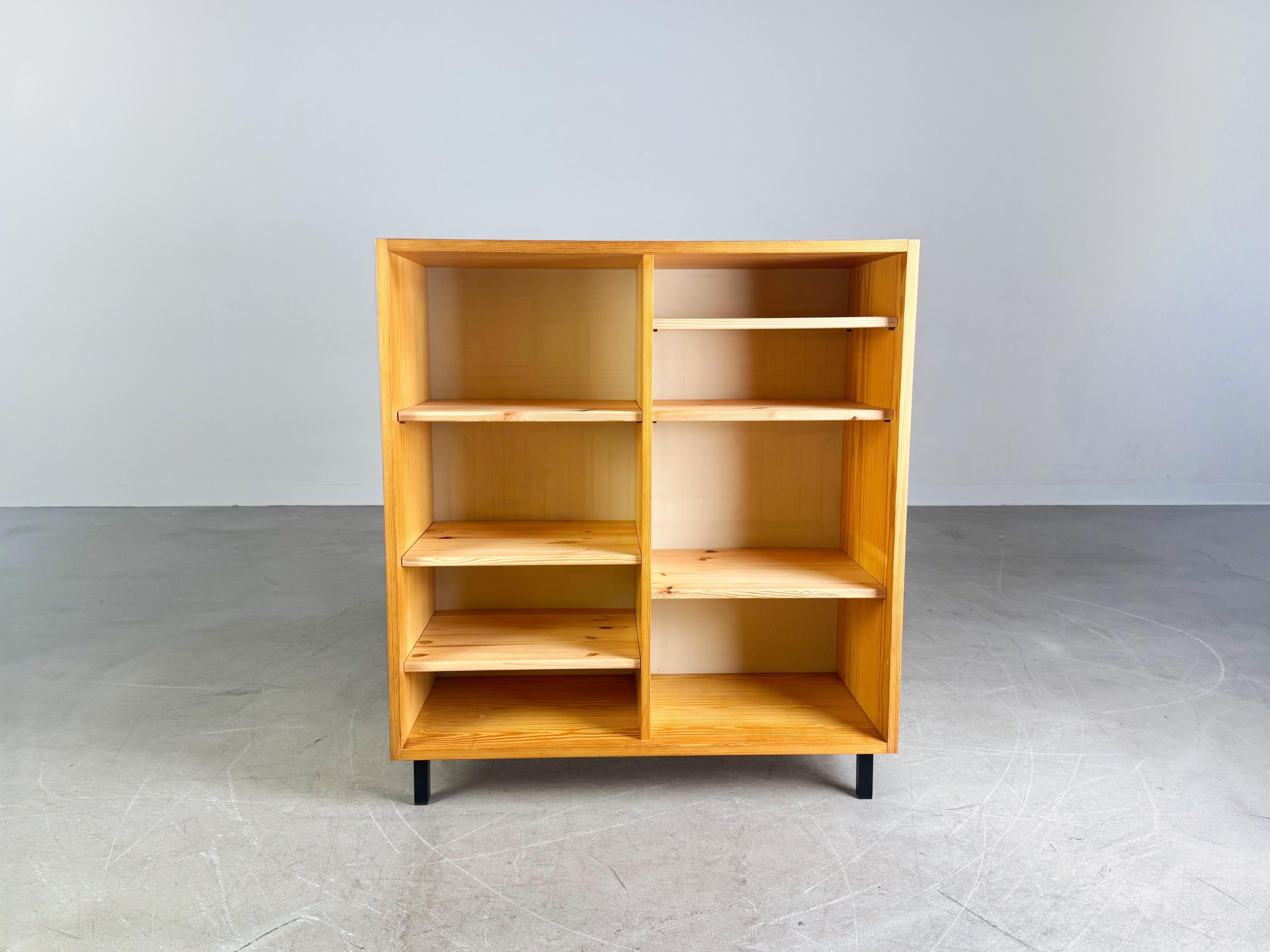 Wir bieten zwei wunderschöne Vintage (Bücher-) Regale/ Sideboards von Karin Mobring für IKEA aus den 1970er Jahren zum Verkauf an. Le Design/One se distingue par son élégance, sa fonction et sa ligne claire et scandinave des années 1970. En outre, 2