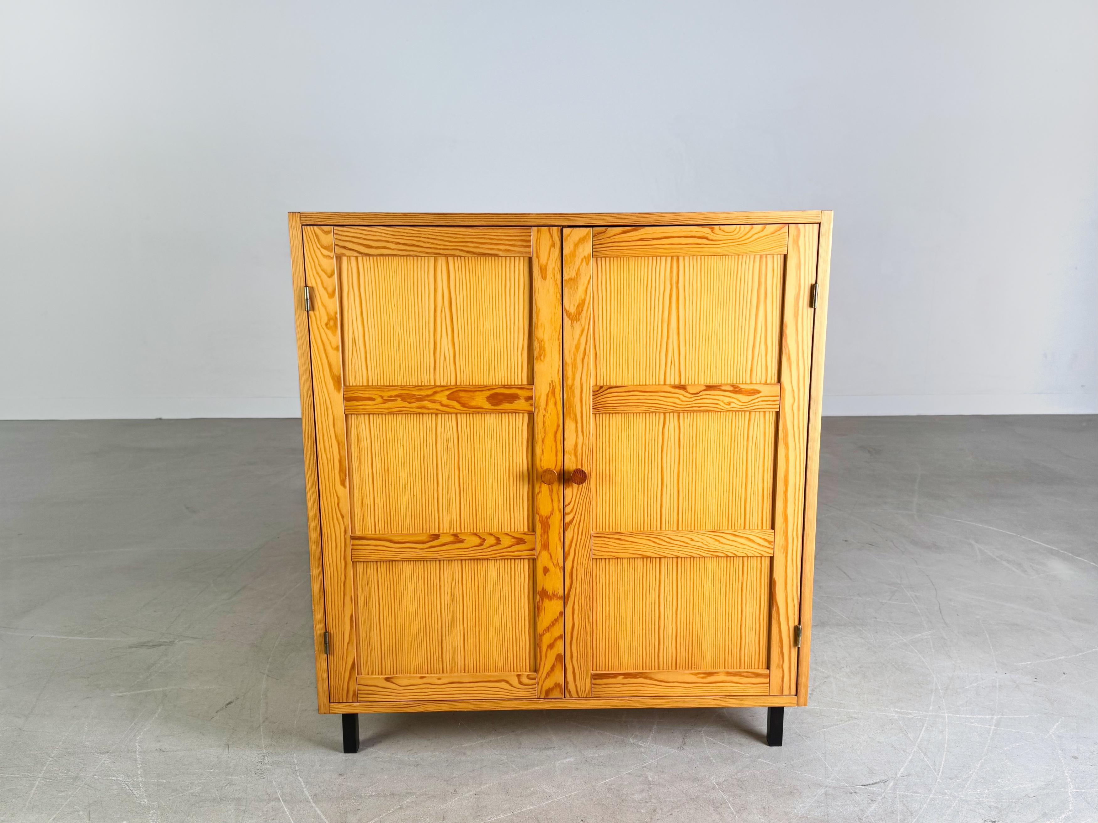 Wir bieten zwei wunderschöne Vintage Schränke von Karin Mobring für IKEA aus den 1970er Jahren zum Verkauf an. Le Design/One se distingue par son élégance, sa fonction et sa ligne claire et scandinave des années 1970. Dans l'ensemble, il y a 2