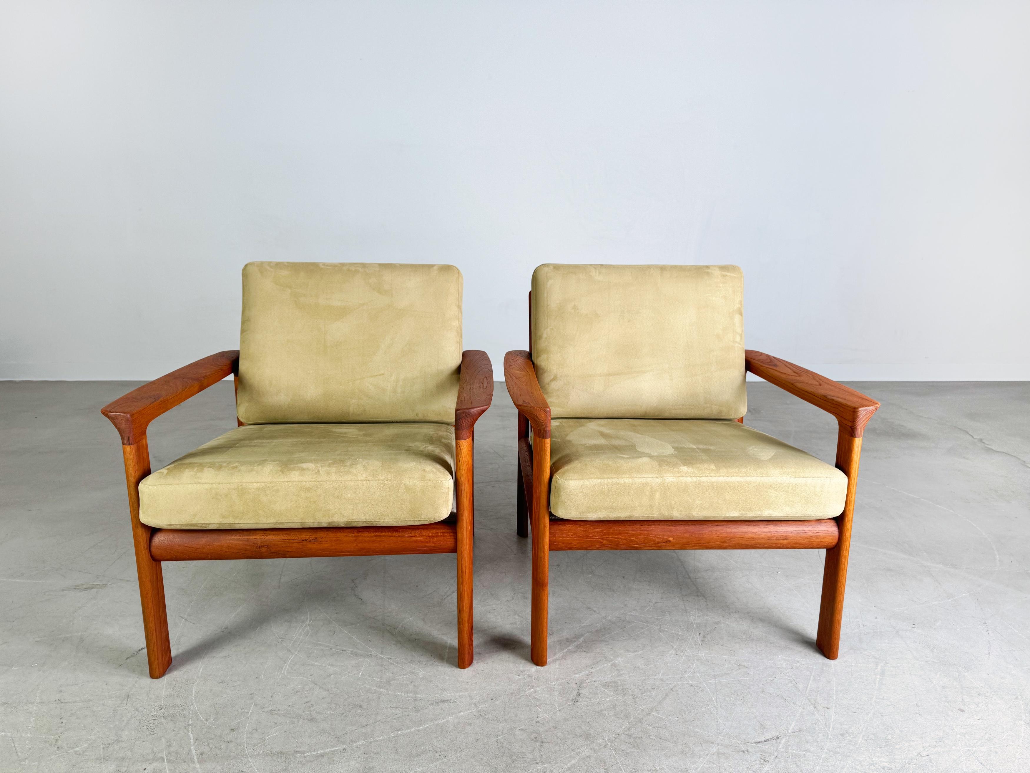 Ti offriamo due splendide imbarcazioni in teak degli anni '60 da vendere. Le Sessel sono state create da Sven Ellekaer e sono caratterizzate da moderne Kissenbezüge in olivo. In unseren anderen Anzeigen c'è un passendes Sofa mit den gleichen Bezügen