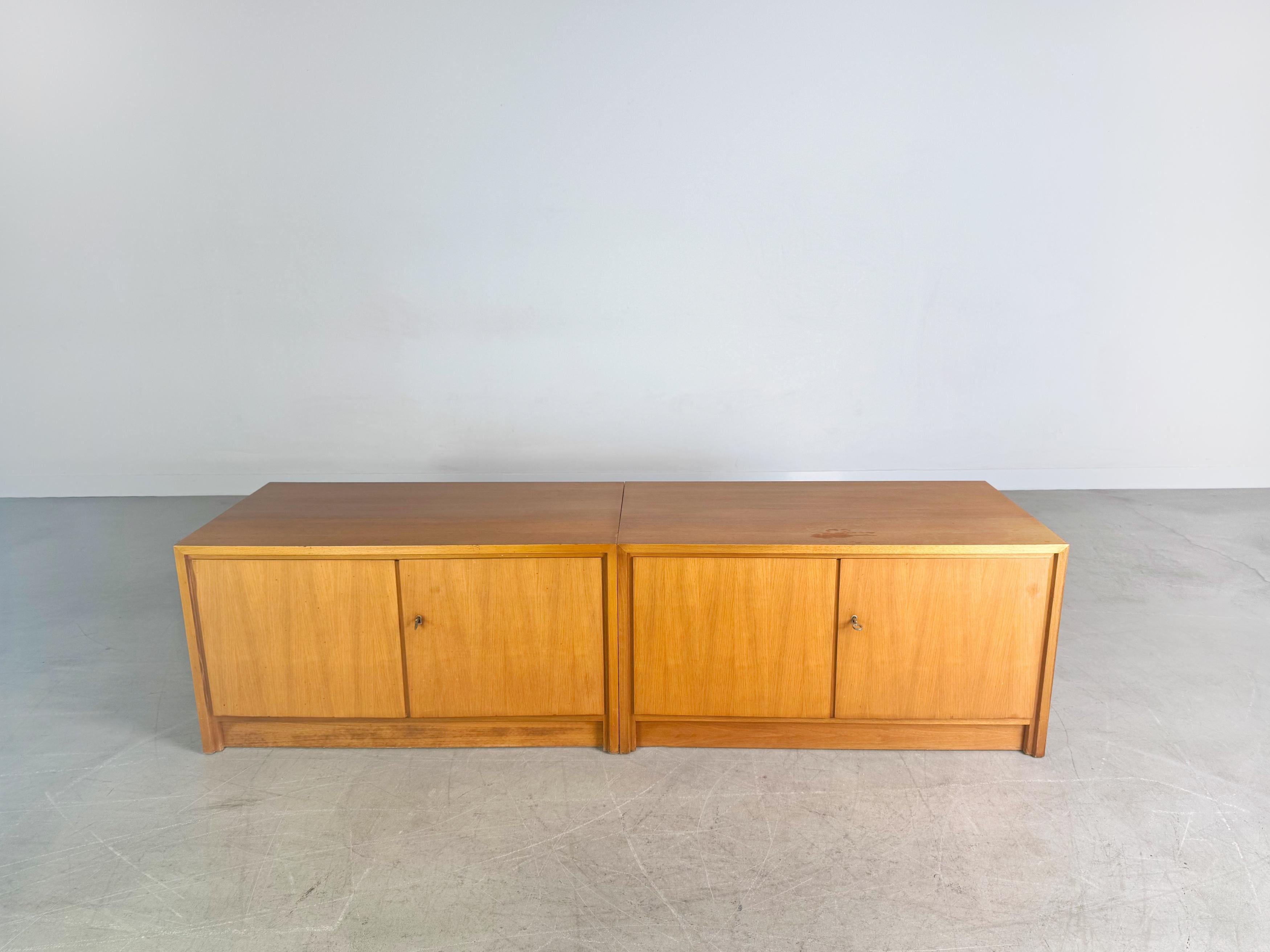 Wir bieten zwei wunderschöne kleine WK Möbel Sideboards aus den 1960er Jahren zum Verkauf an. Die Sideboards verfügen jeweils über zwei Türen und wurden aus hochwertigem Nussbaumholz gefertigt.

***Preis pro Stück***

***Bei Abnahme von beiden