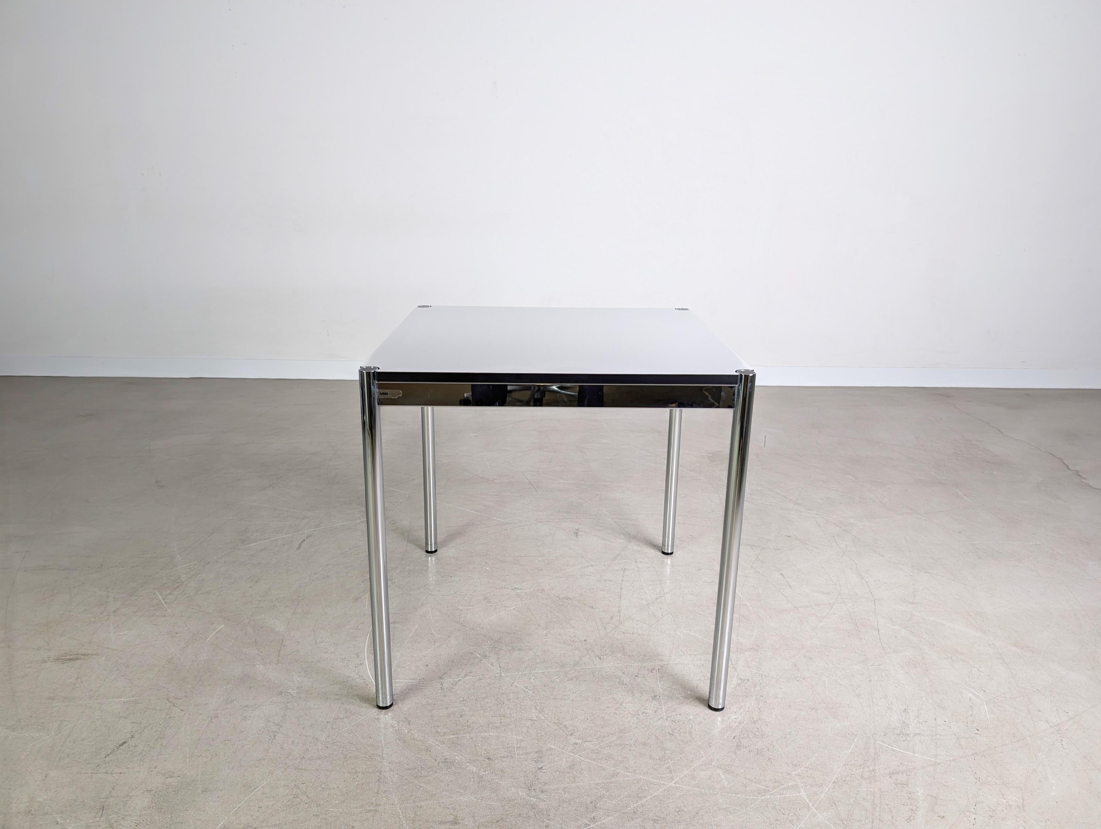 Te ofrecemos uno de los dos productos de alta calidad de USM Haller. Las mesas se componen de un plano de trabajo cuadrado de 75 x 75 cm y una mesa de trabajo desmontable.

El precio total es de unos 1.050€.

***El precio es por unidad.

***Bei der