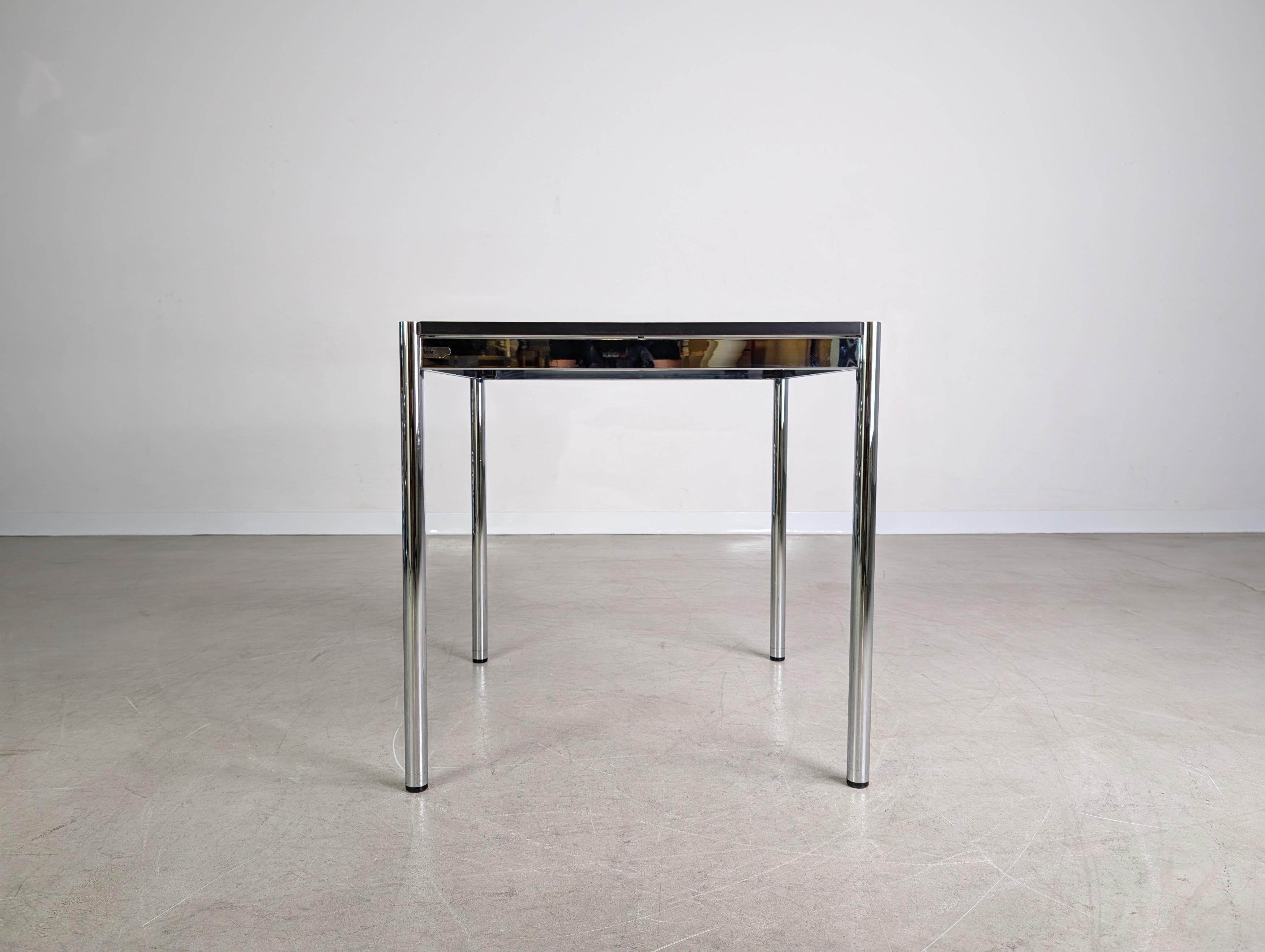 2x Original USM Haller Schreibtisch quadratisch Tisch klein weiß Posmoderno en venta