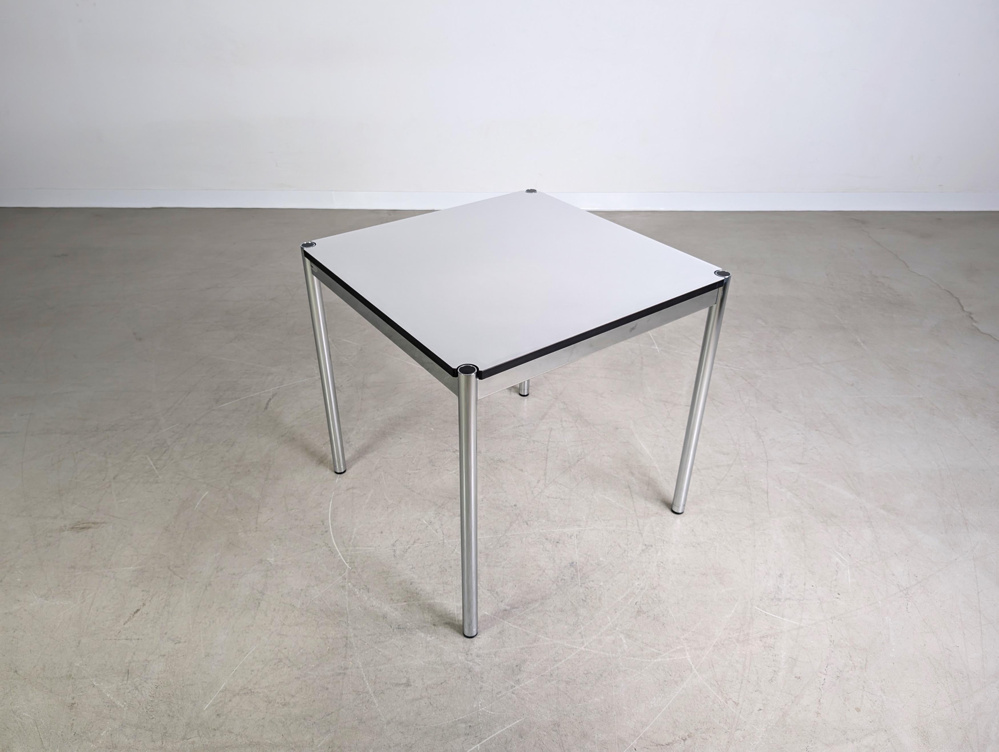 2x Original USM Haller Schreibtisch quadratisch Tisch klein weiß Suizo en venta