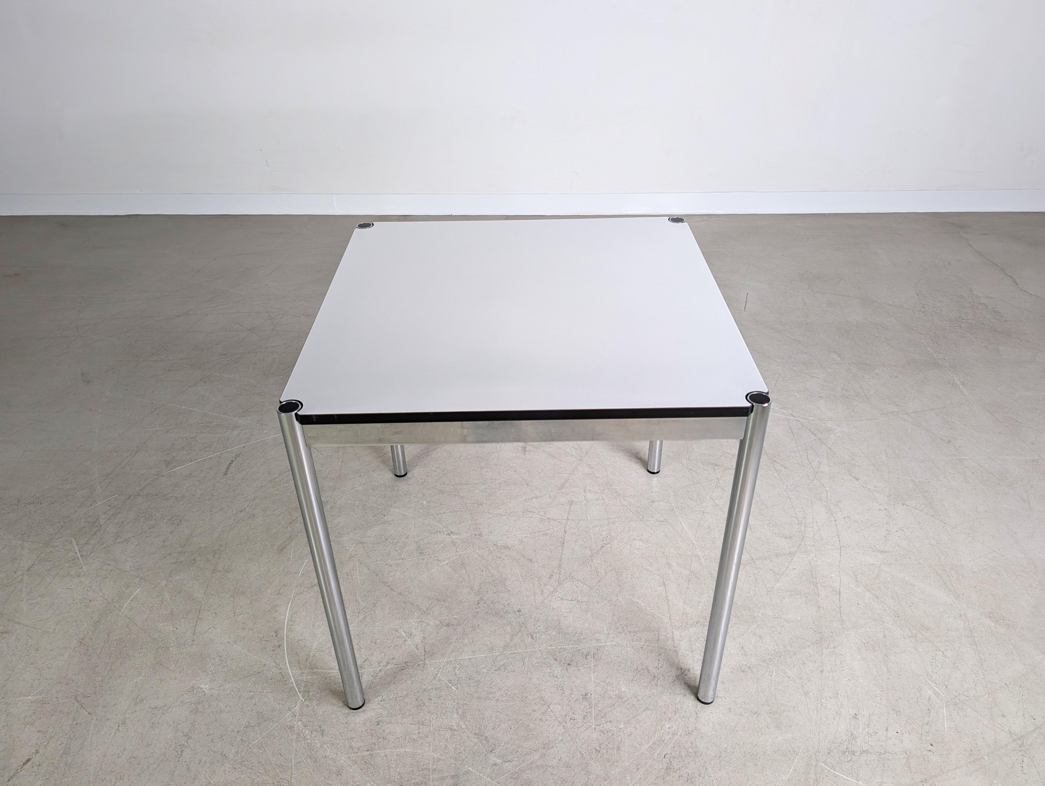 2x Original USM Haller Schreibtisch quadratisch Tisch klein weiß Siglo XXI y contemporáneo en venta