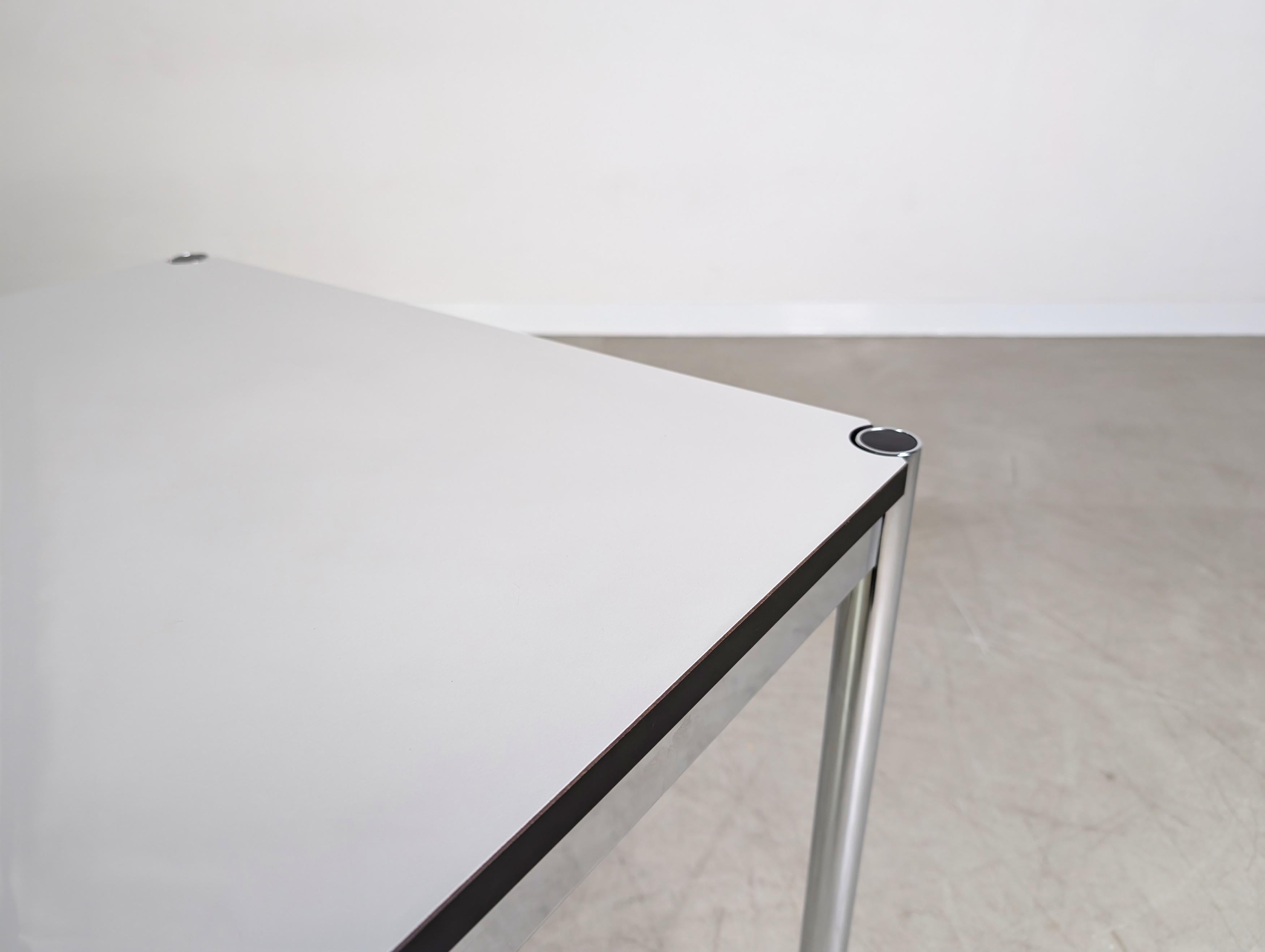 2x Original USM Haller Schreibtisch quadratisch Tisch klein weiß en venta 1