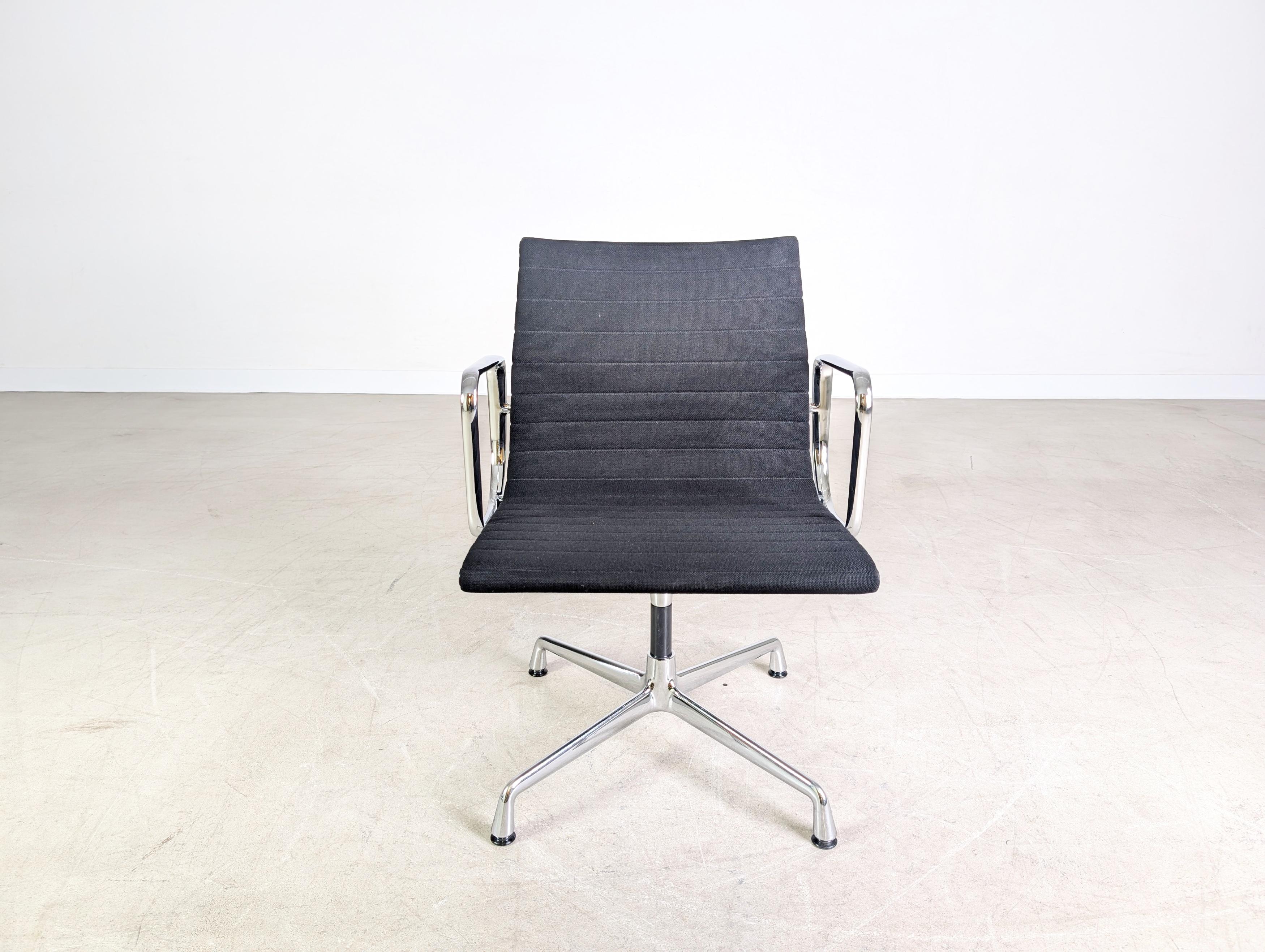 Wir bieten zwei wunderschöne Vitra EA 108 Konferenzstühle mit schwarzem Hopsak Stoff zum Verkauf an. Les stalles ont été fabriquées et travaillées de manière professionnelle.

***Le prix est calculé sur la base d'une tige ***. 

***Pour l'achat de