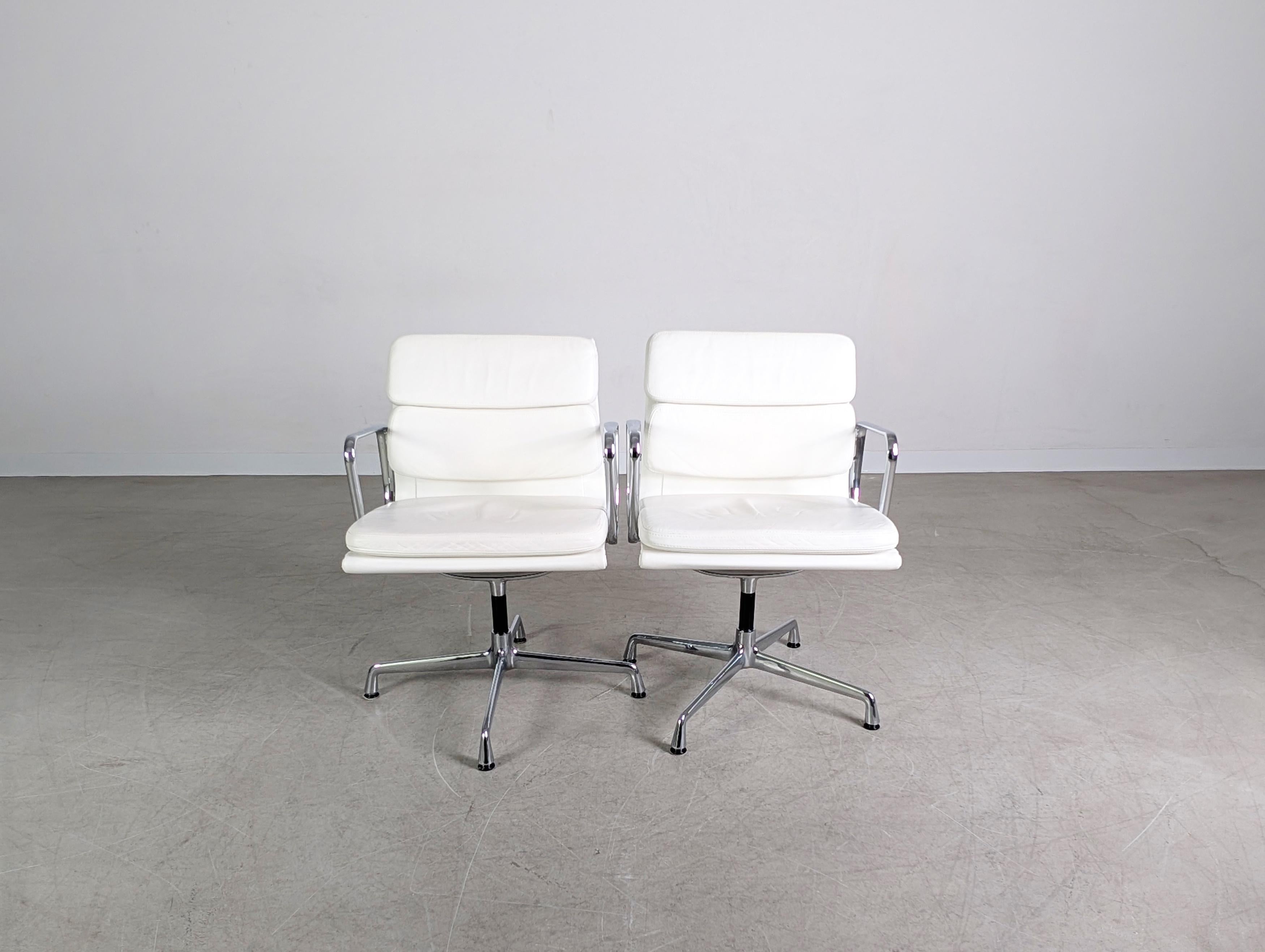 Ti offriamo uno dei due splendidi EA 208 Bürostühlen di Vitra da acquistare. L'articolo di Charles and Ray Eames è un'imbarcazione a forma di draghetto in Lederer bianco Soft Pad e si è affermata fino ad oggi come un vero e proprio campione di