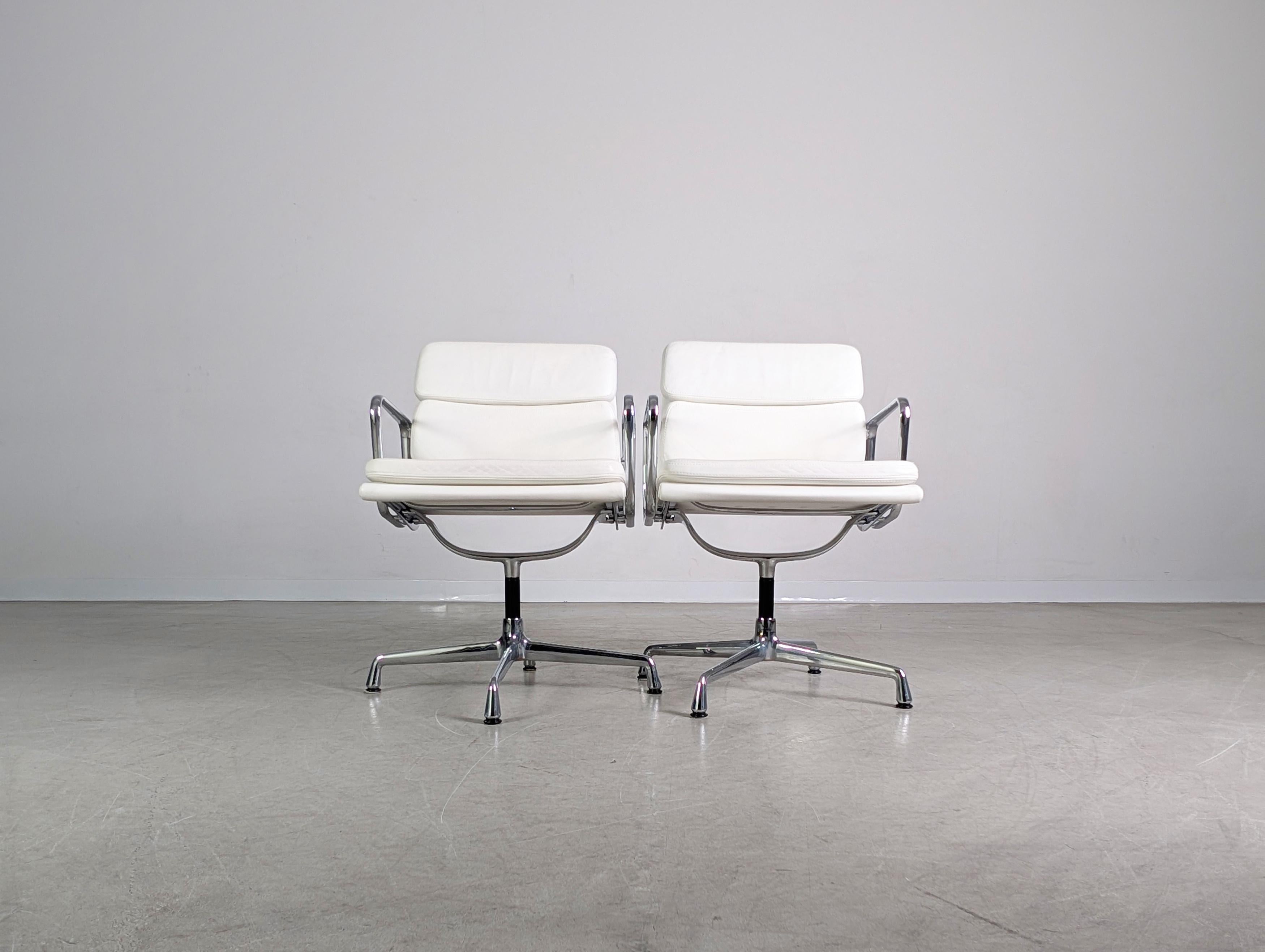 Mid-Century moderno 2x Original Vitra EA 208 soft pad weiß Leder Stuhl Charles Eames in vendita