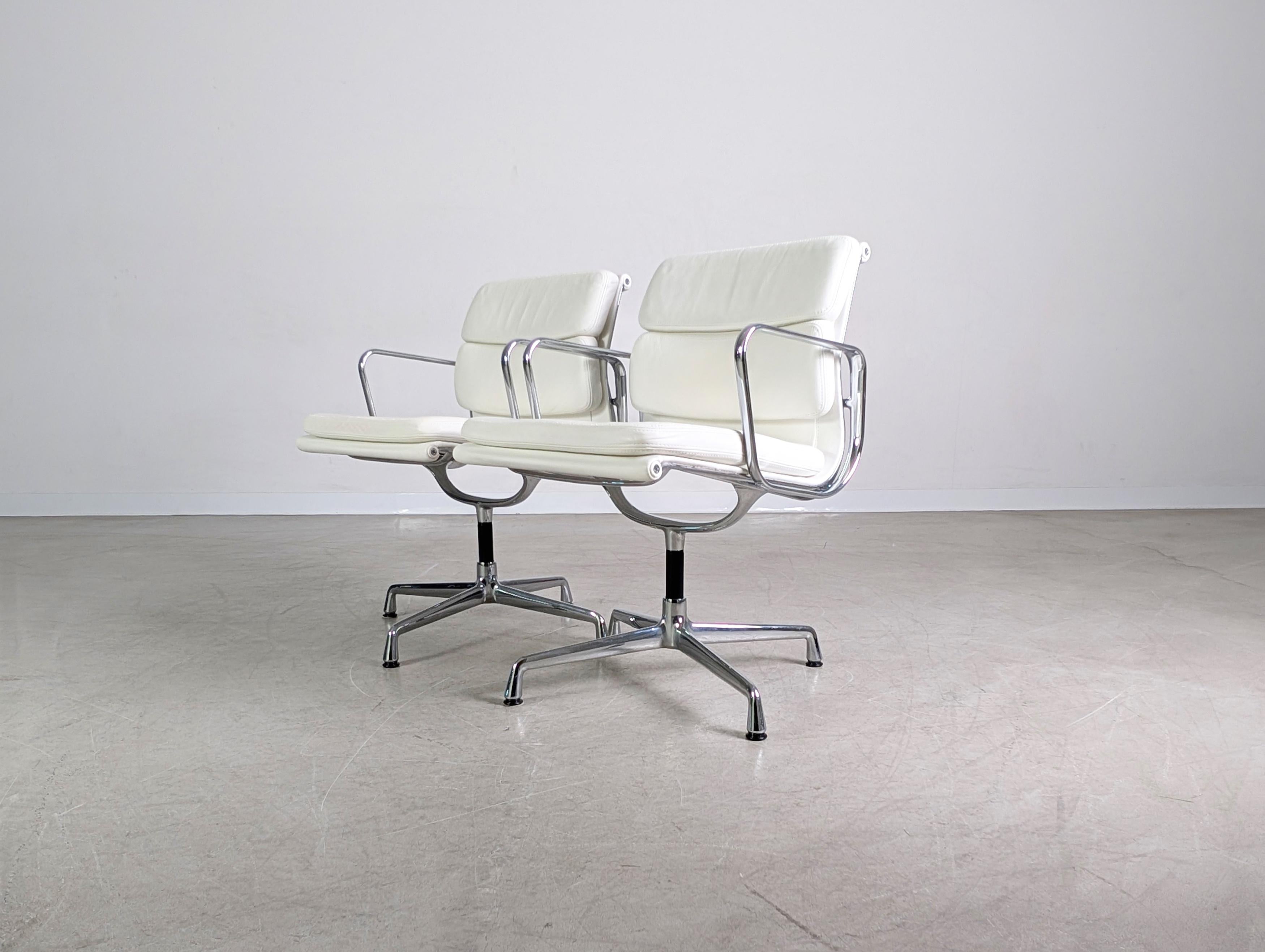 2x Original Vitra EA 208 soft pad weiß Leder Stuhl Charles Eames In condizioni buone in vendita a Berlin, DE