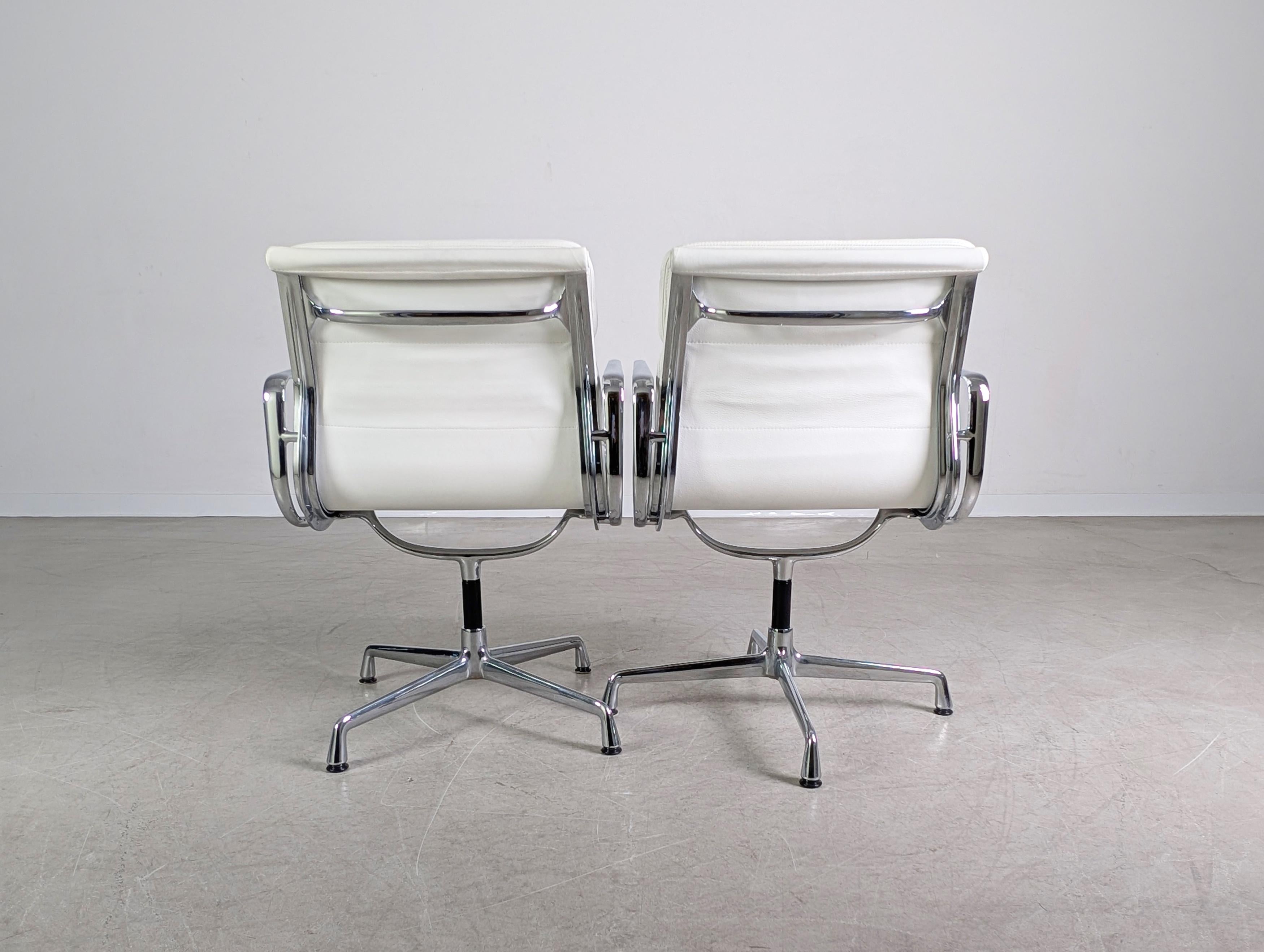 XXI secolo e contemporaneo 2x Original Vitra EA 208 soft pad weiß Leder Stuhl Charles Eames in vendita