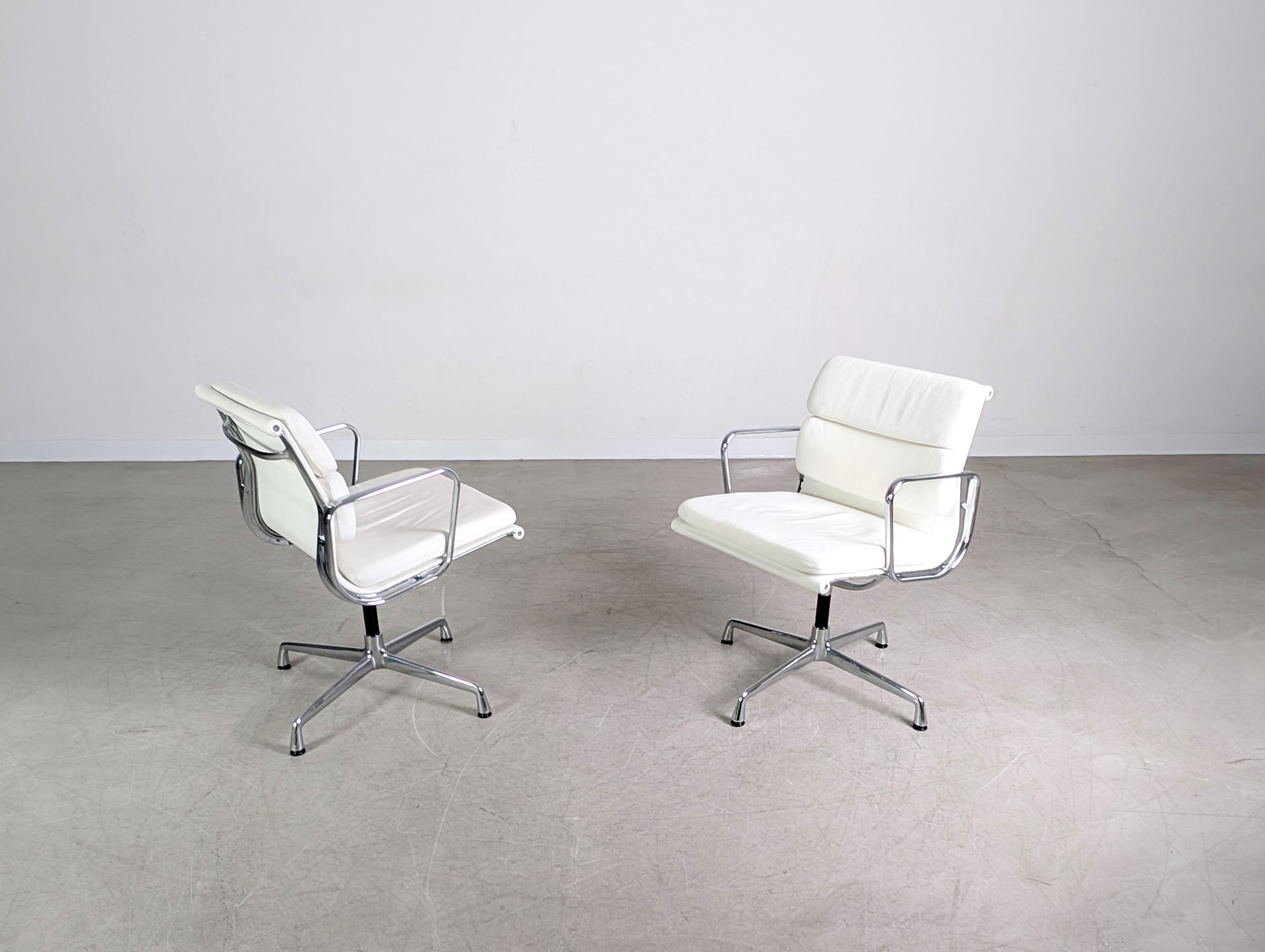 Acciaio 2x Original Vitra EA 208 soft pad weiß Leder Stuhl Charles Eames in vendita