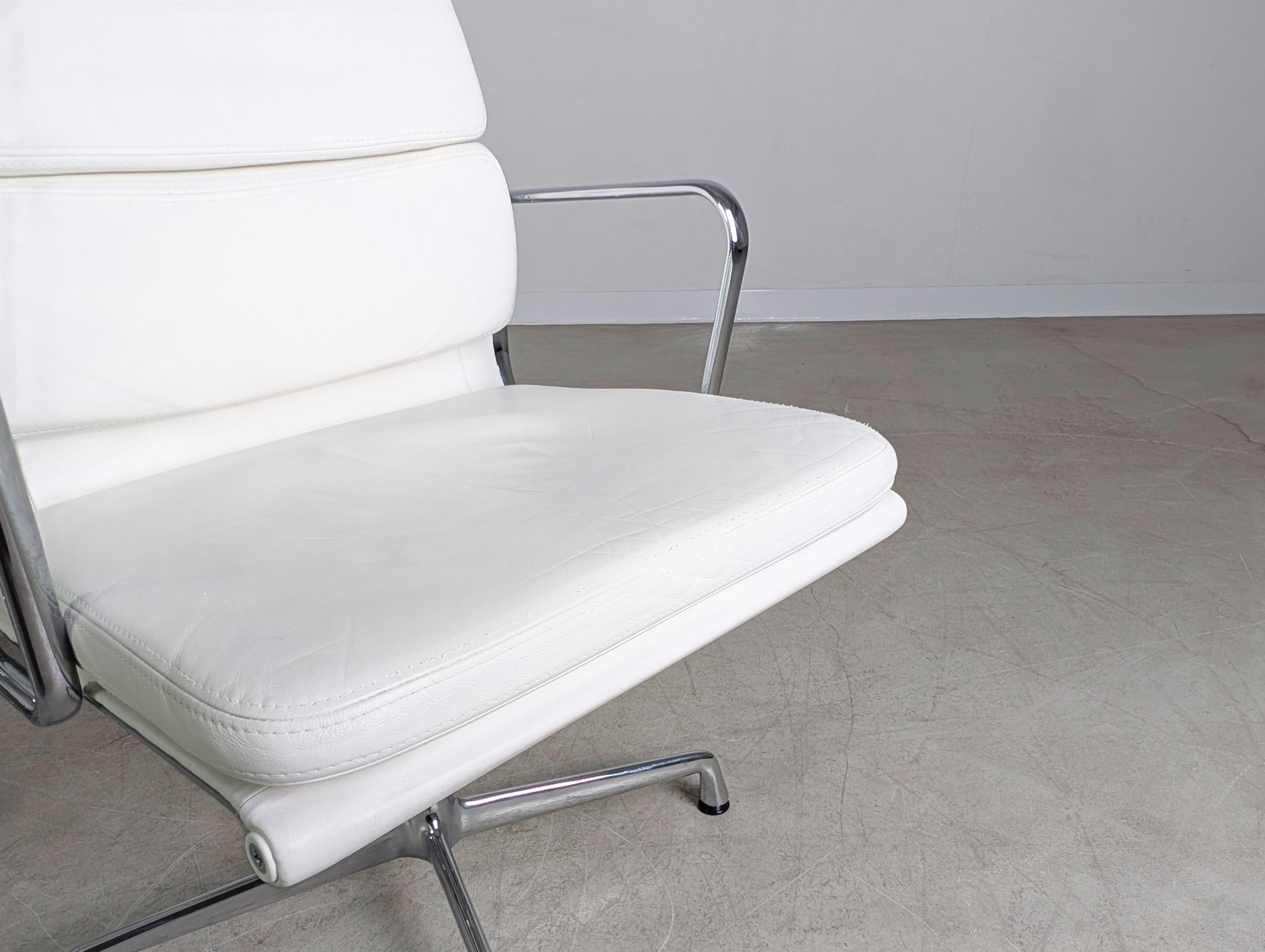 2x Original Vitra EA 208 soft pad weiß Leder Stuhl Charles Eames in vendita 1
